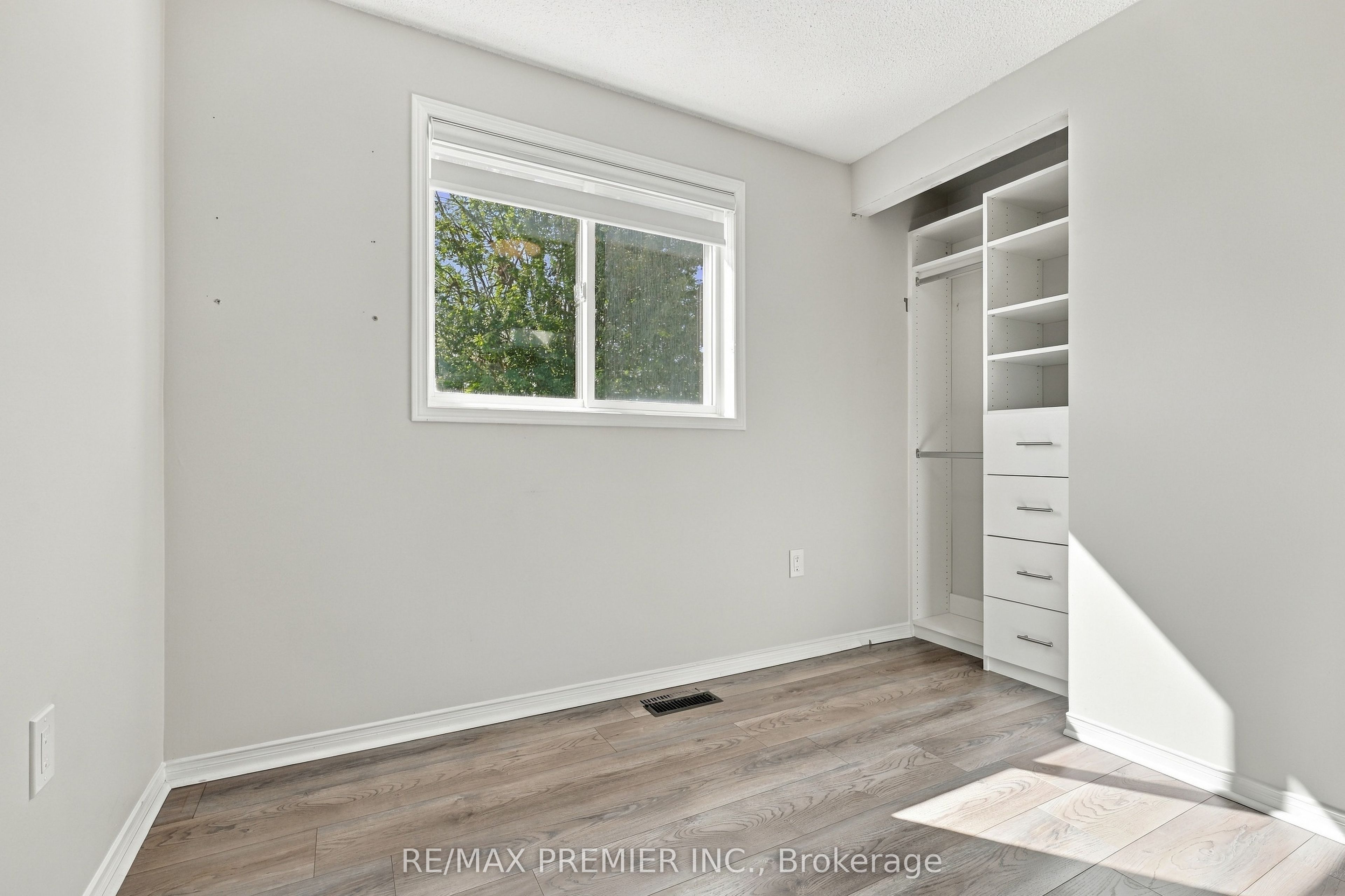 54 Hersey Crescent N Property Photo 23