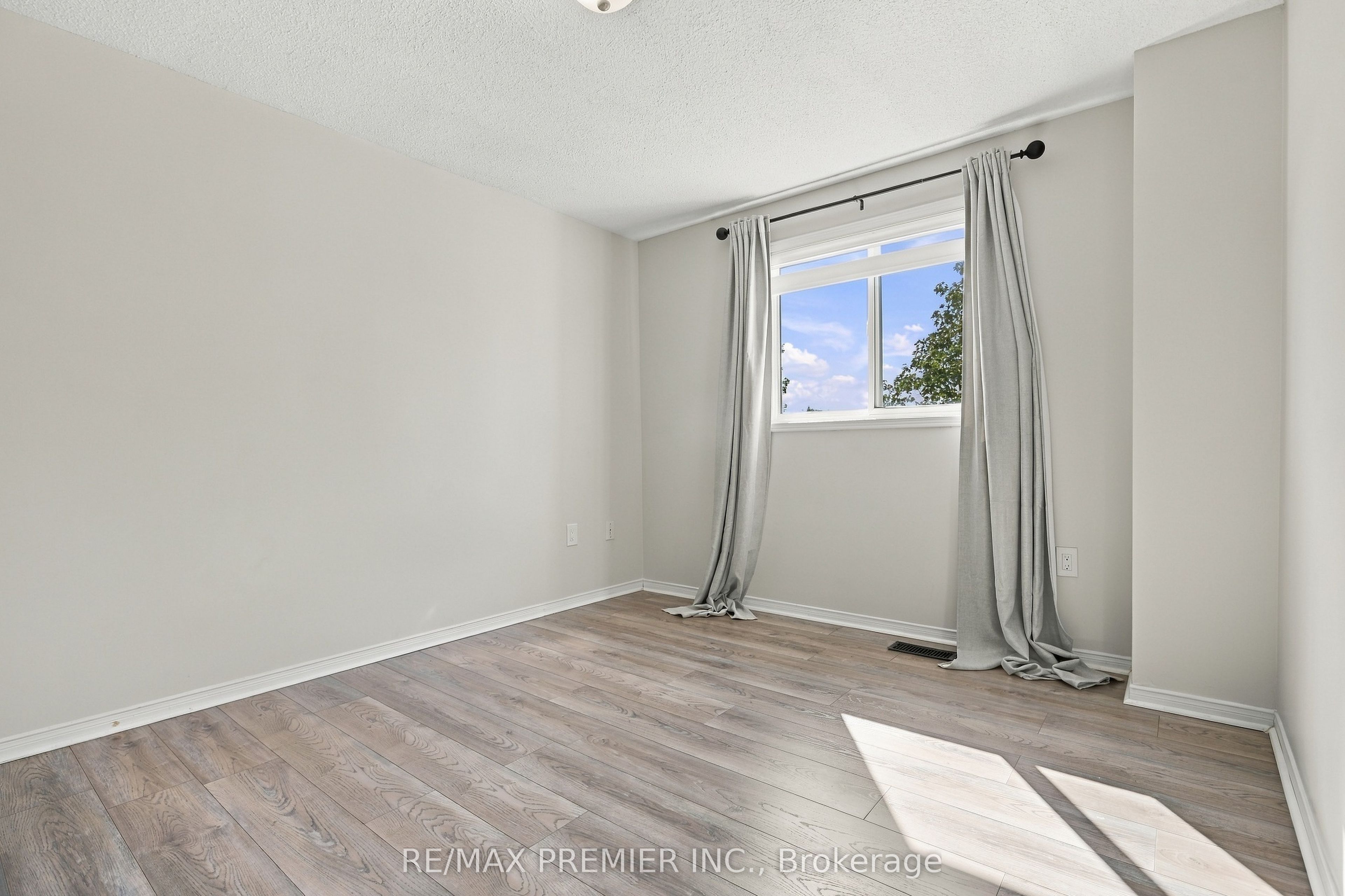 54 Hersey Crescent N Property Photo 24