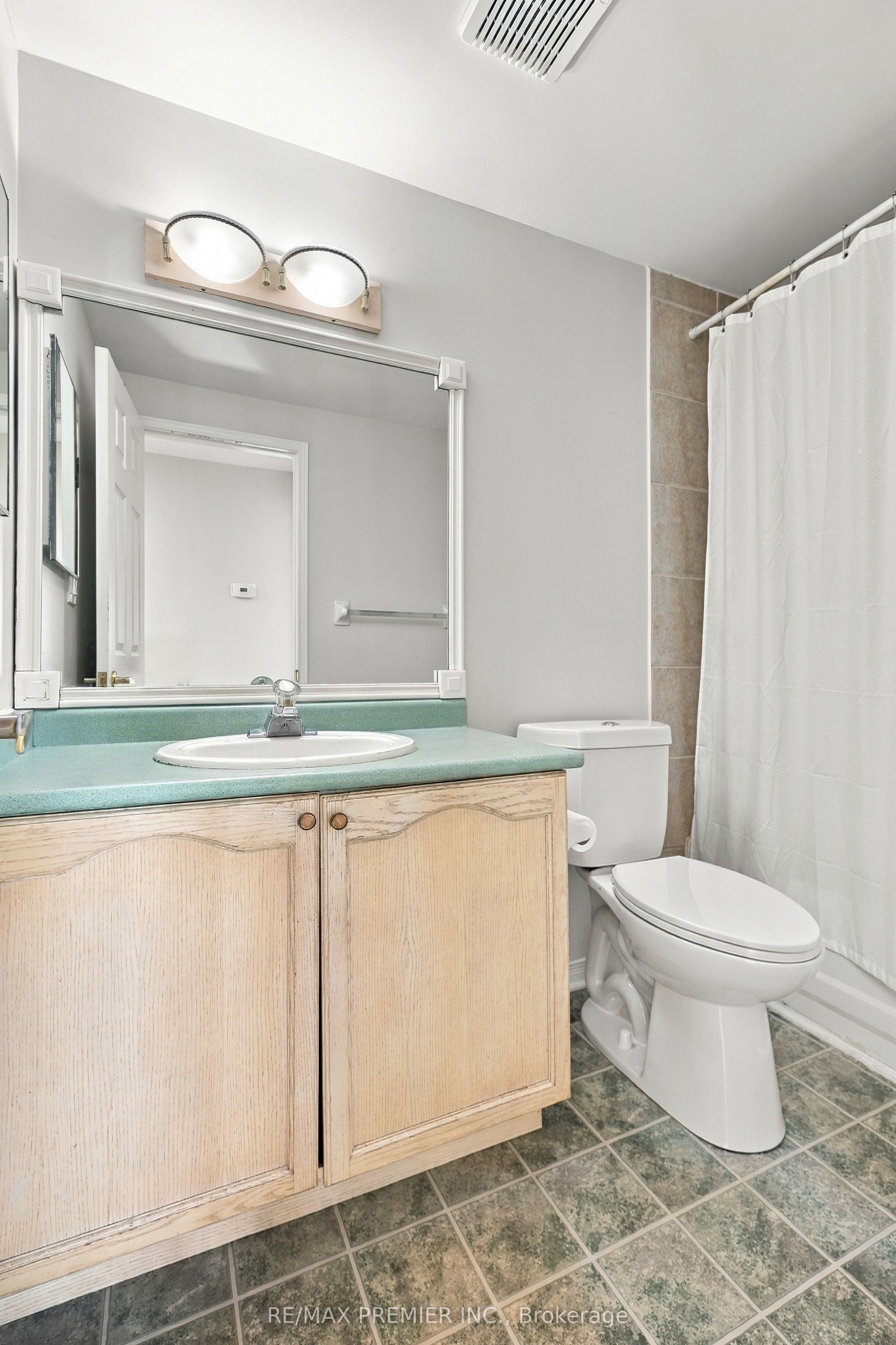 54 Hersey Crescent N Property Photo 28