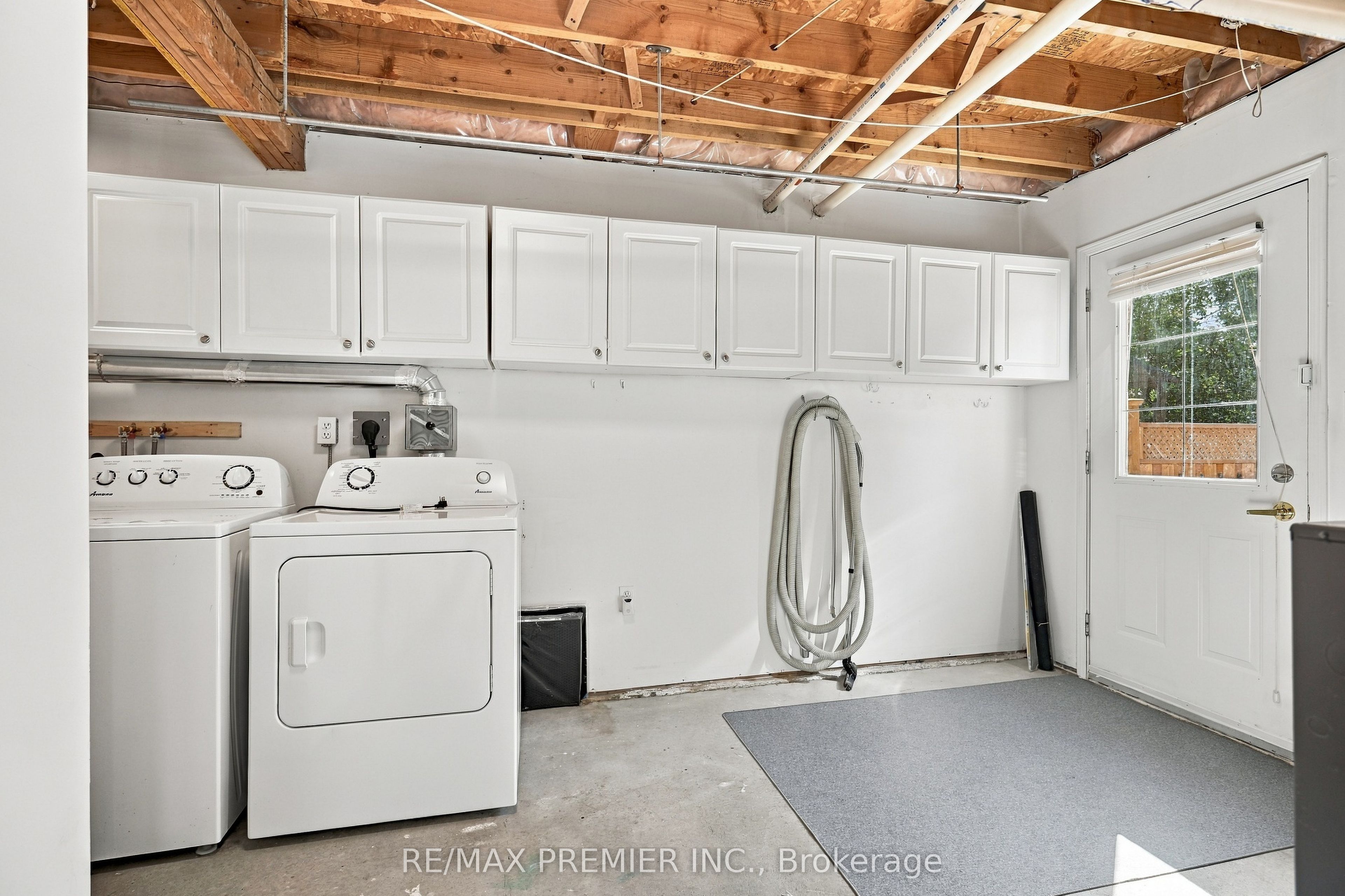 54 Hersey Crescent N Property Photo 29