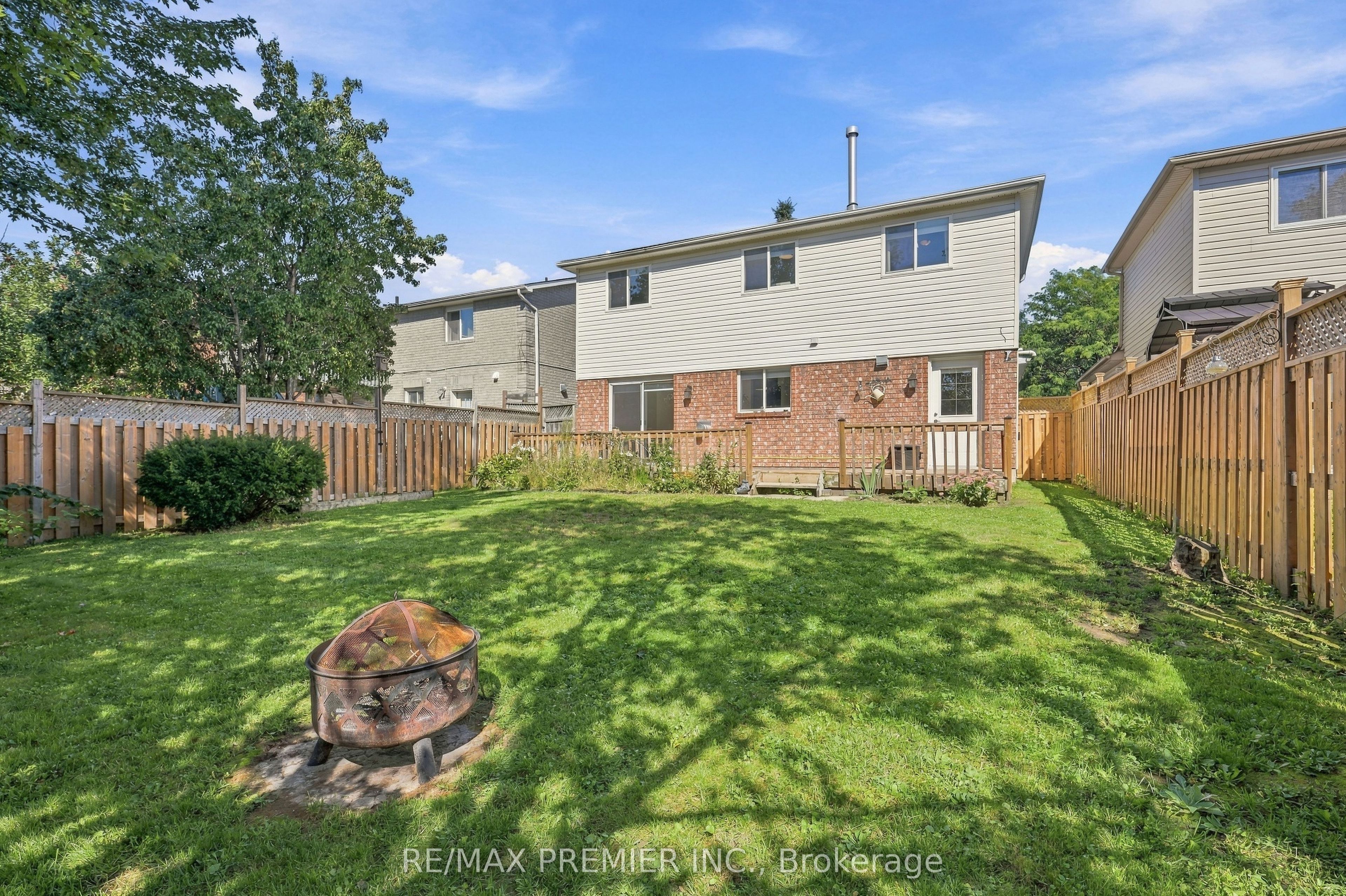 54 Hersey Crescent N Property Photo 32