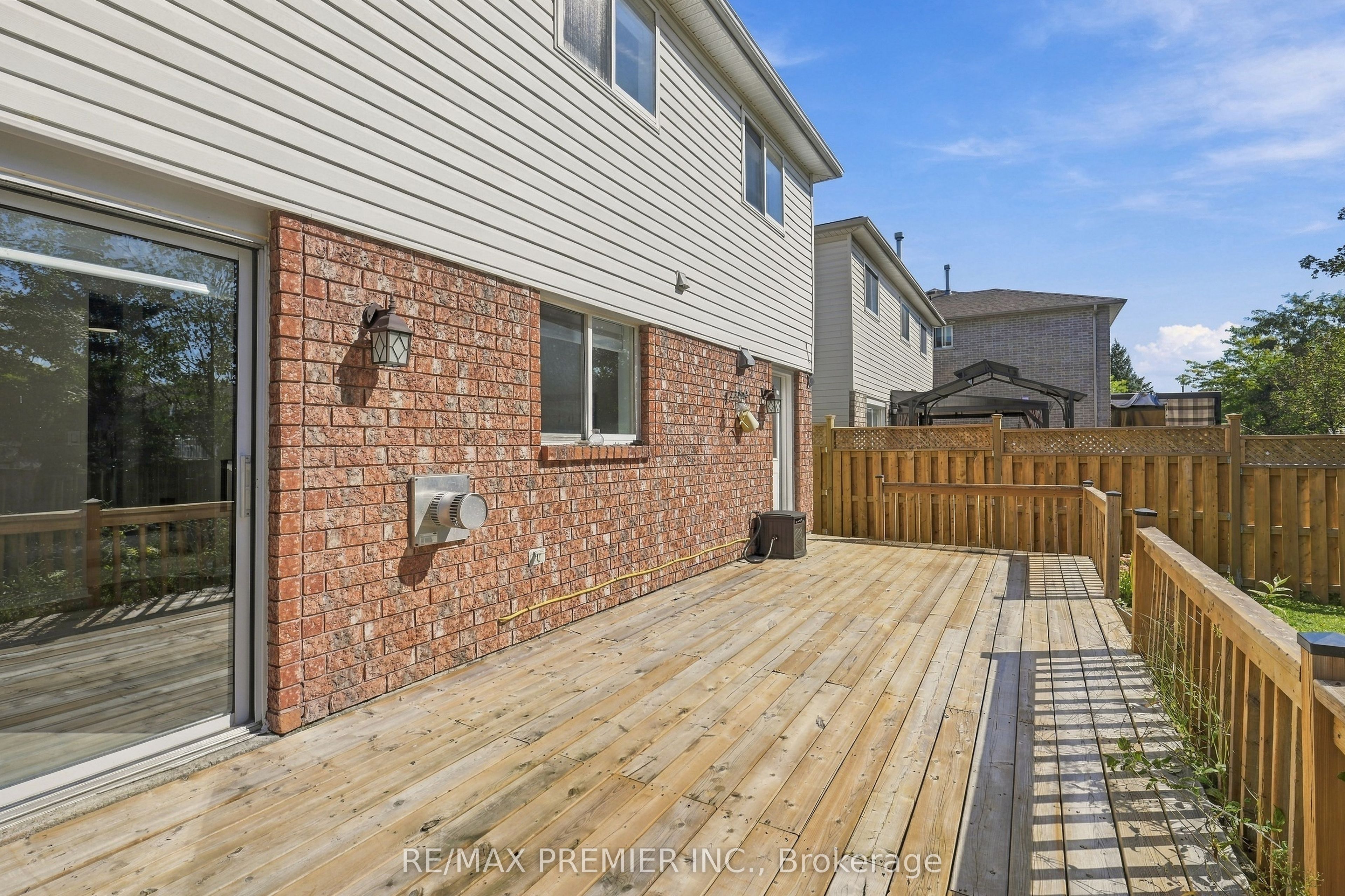 54 Hersey Crescent N Property Photo 33