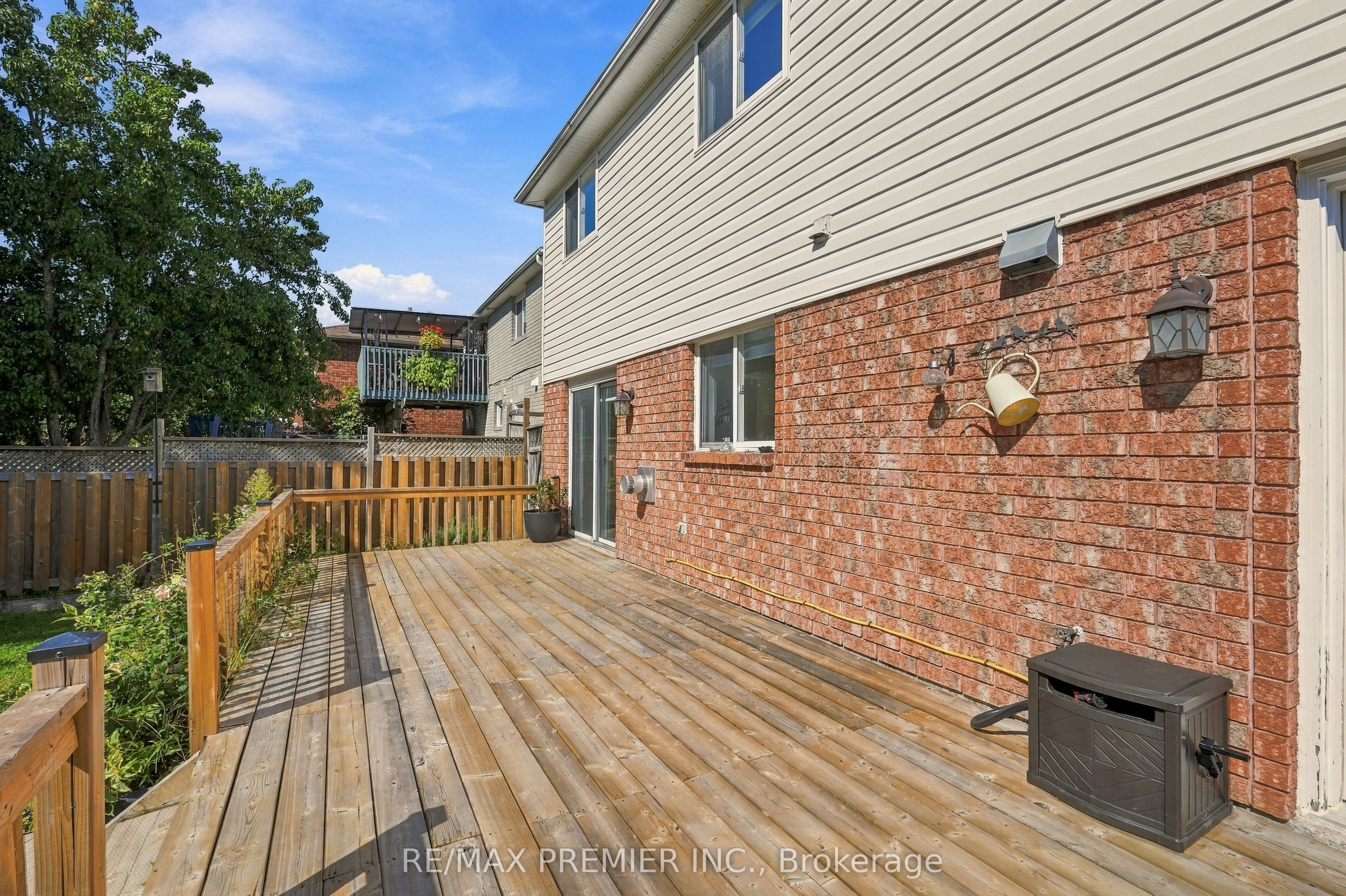 54 Hersey Crescent N Property Photo 34