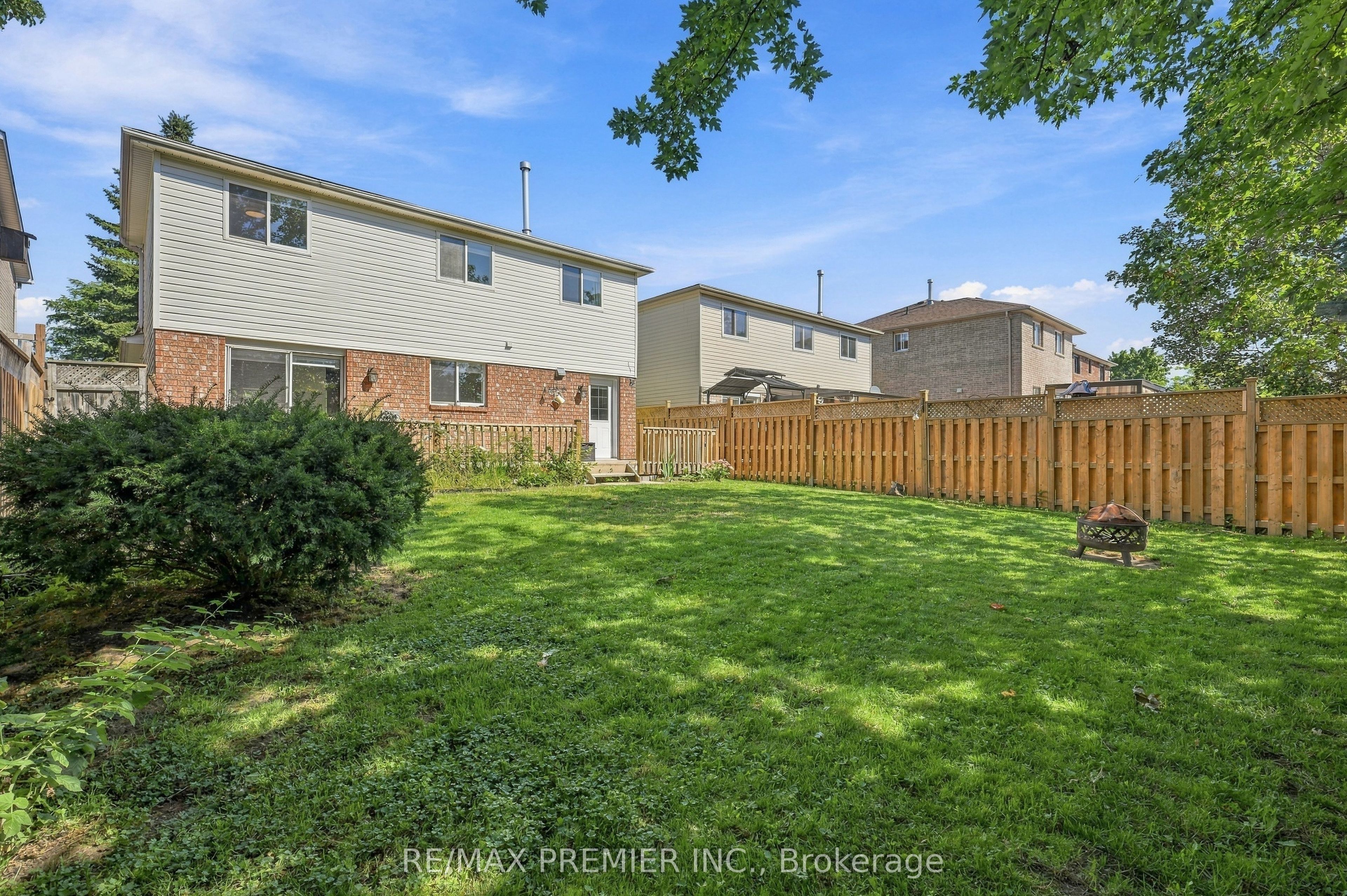 54 Hersey Crescent N Property Photo 35