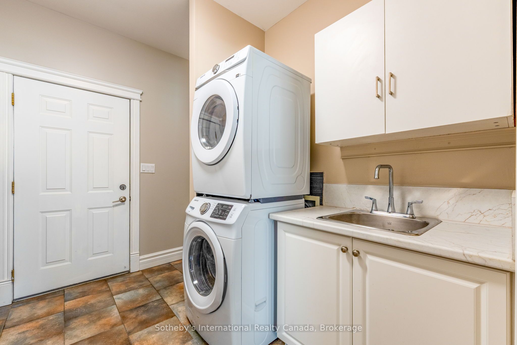75 Edward Street E Property Photo 30
