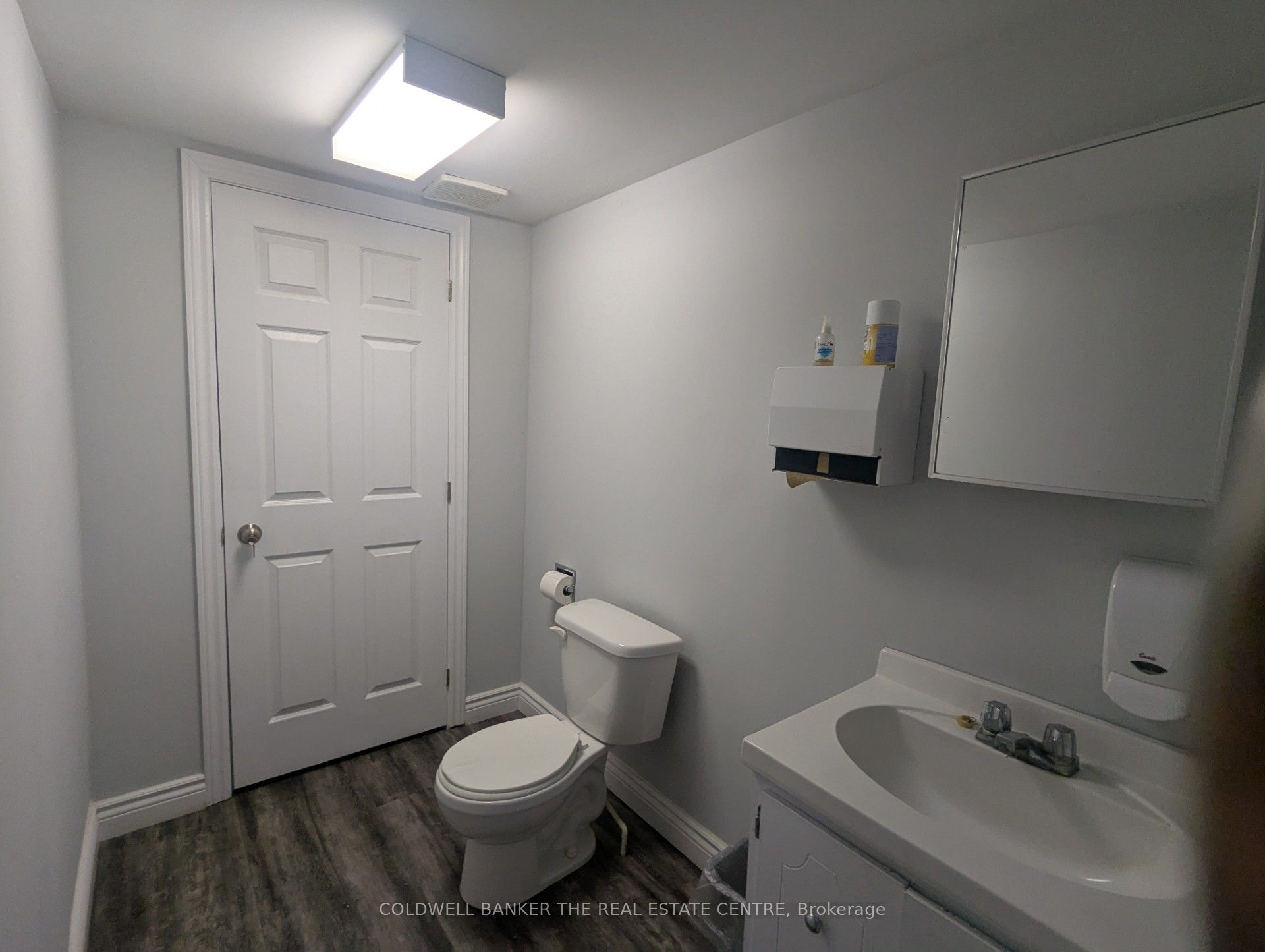 284 Dunlop Street W Upper - B Property Photo 9