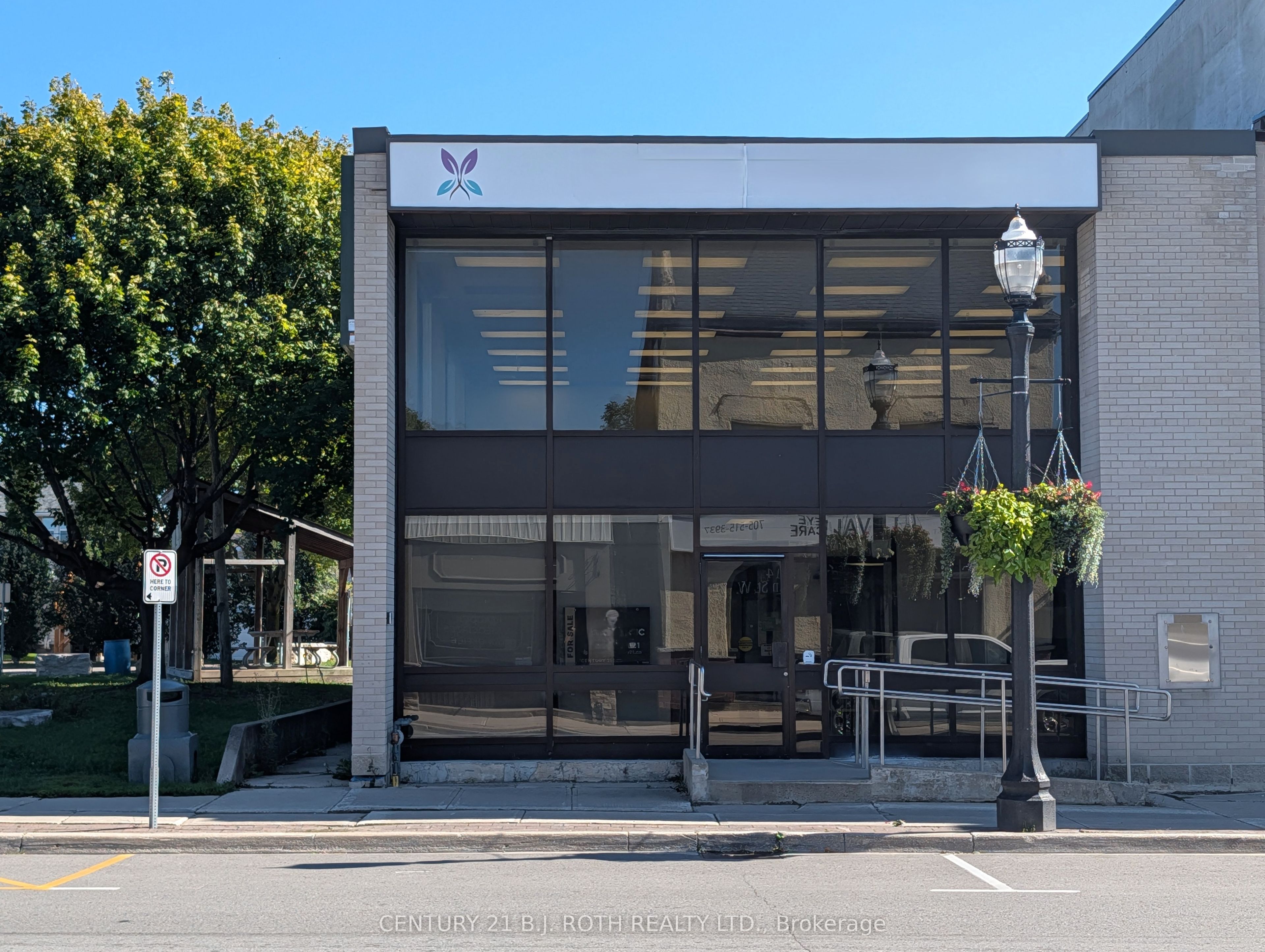 7 Queen Street W Property Photo 1