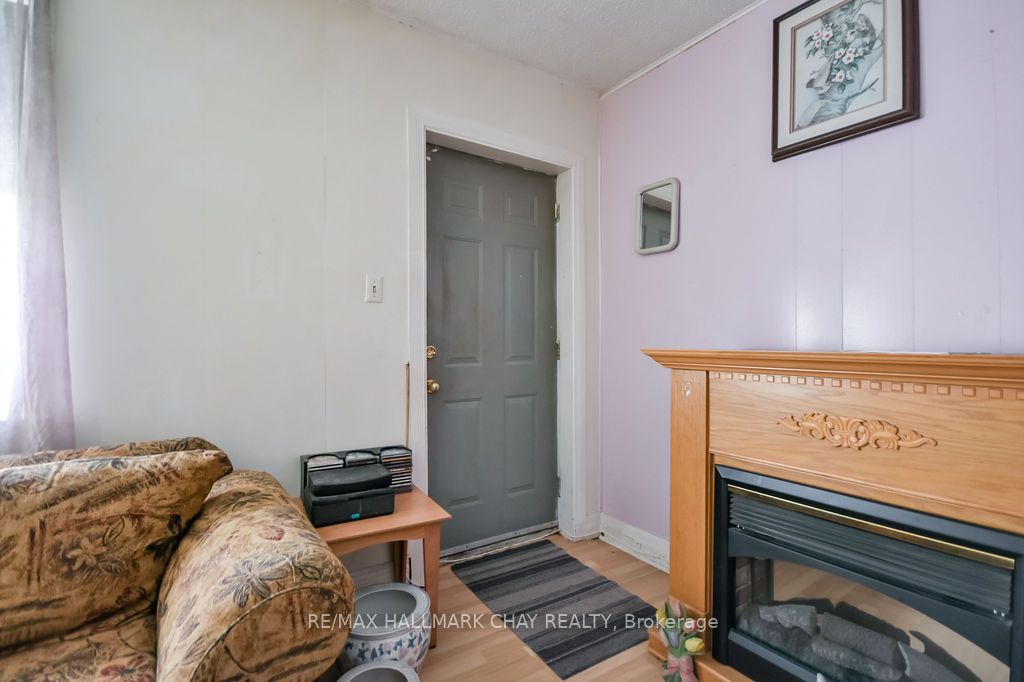 168 Anne Street S Property Photo 3