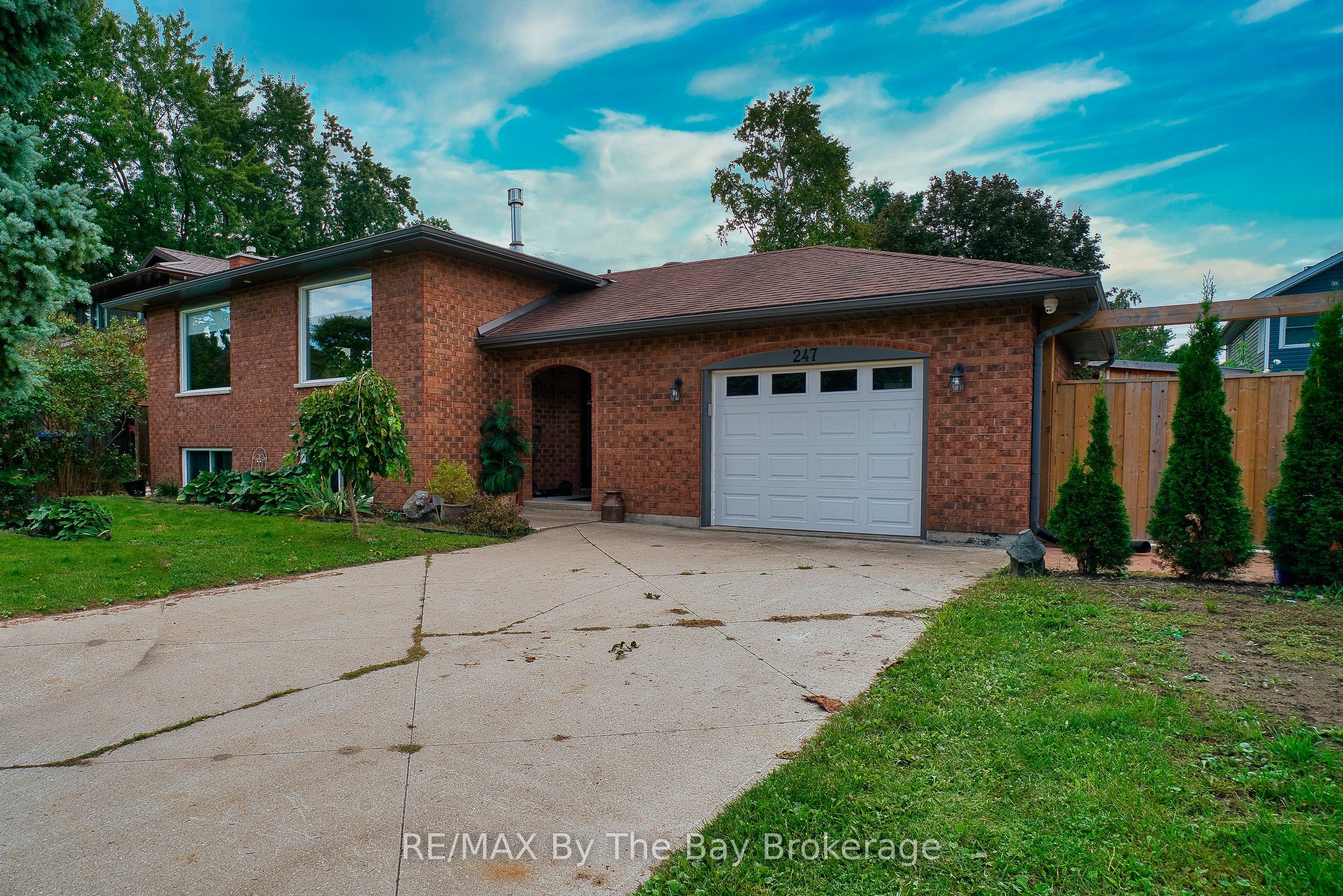 247 Simcoe Street Property Photo 1