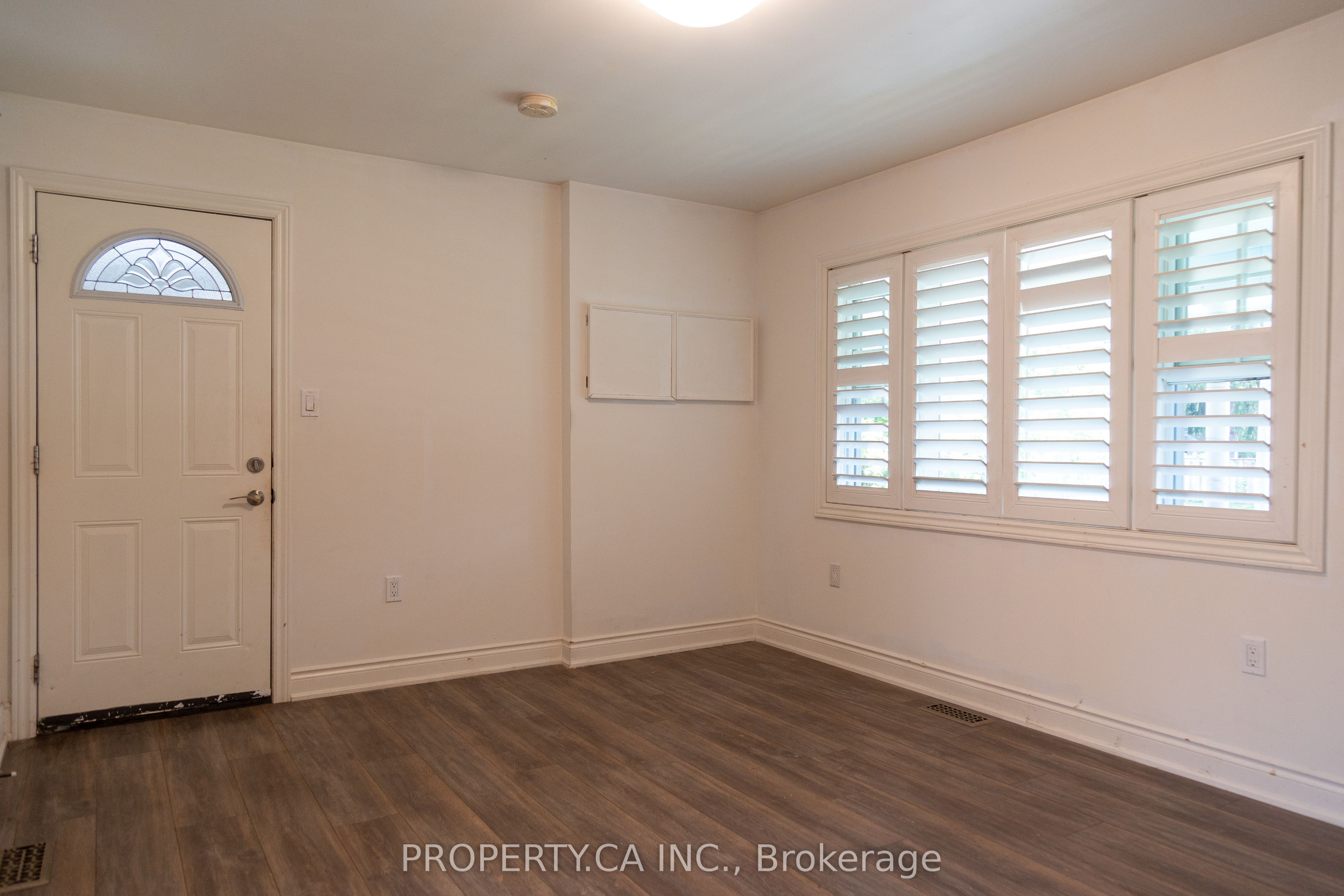 8 Dufferin Street Property Photo 4