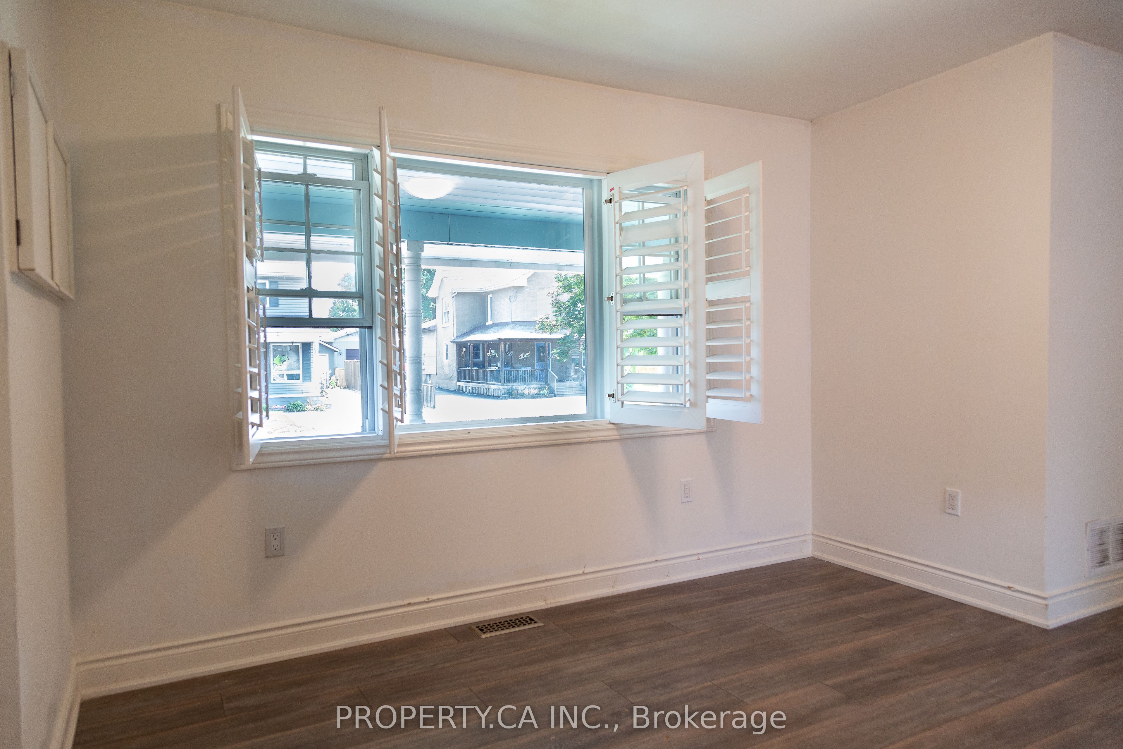 8 Dufferin Street Property Photo 5