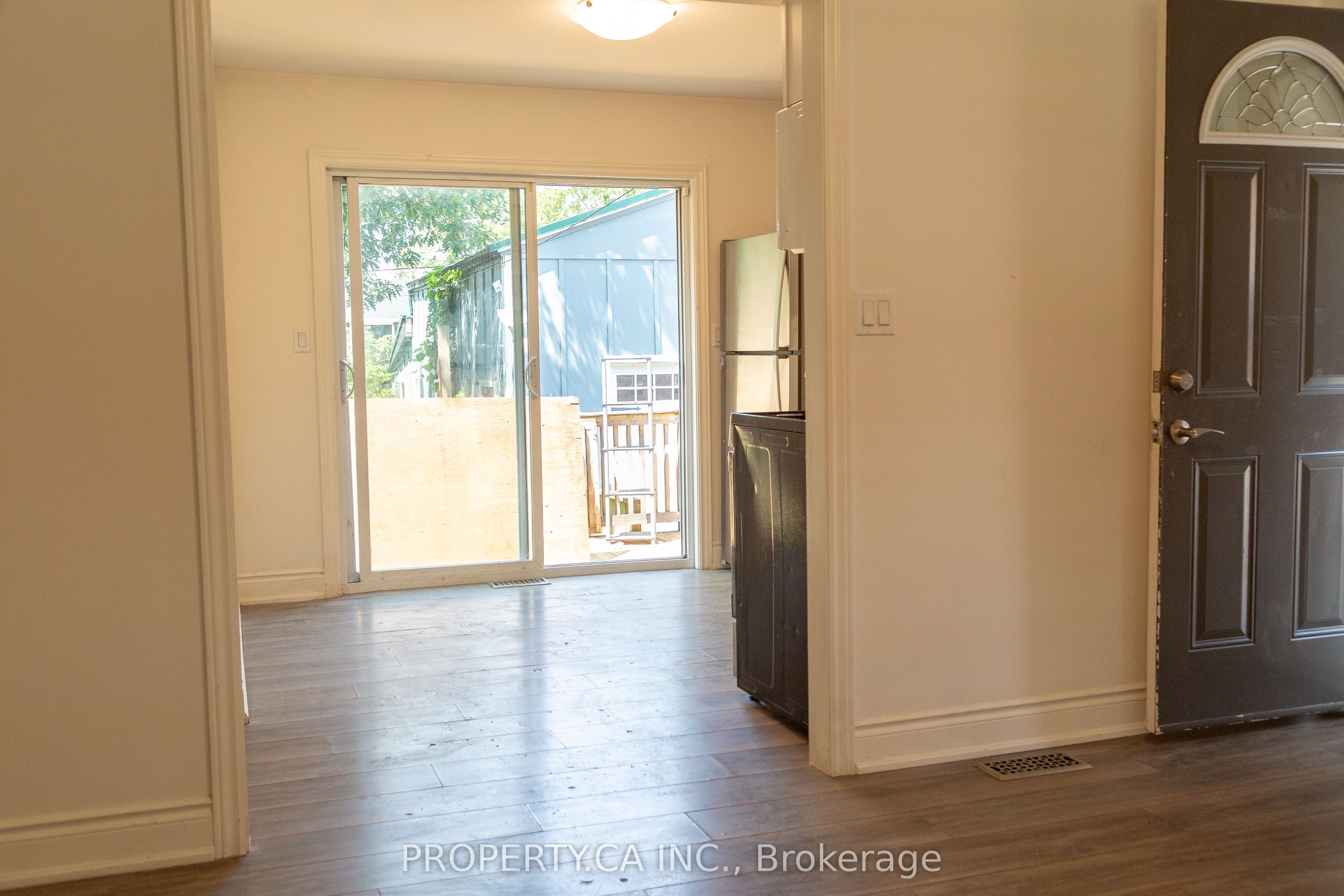 8 Dufferin Street Property Photo 6