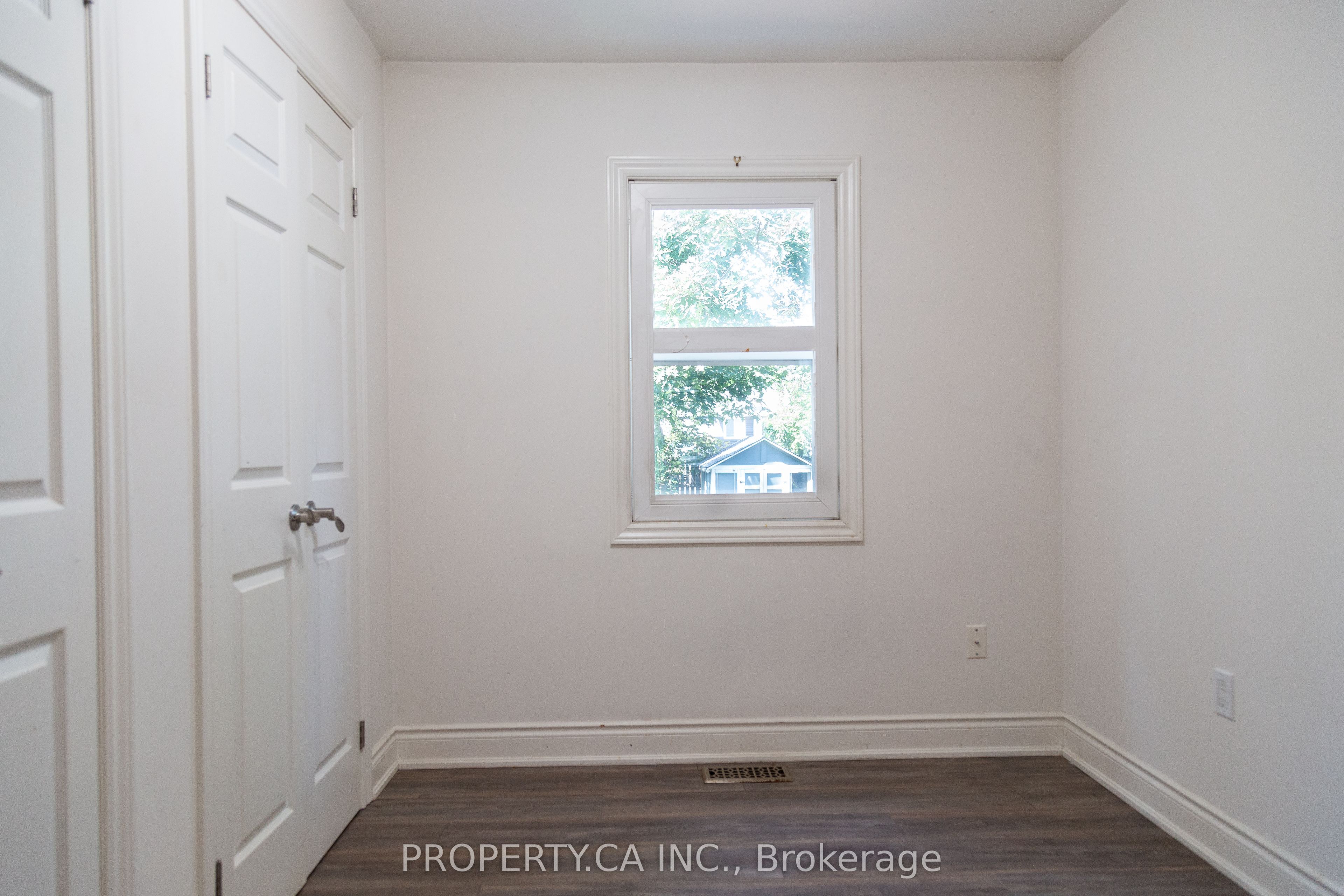 8 Dufferin Street Property Photo 10