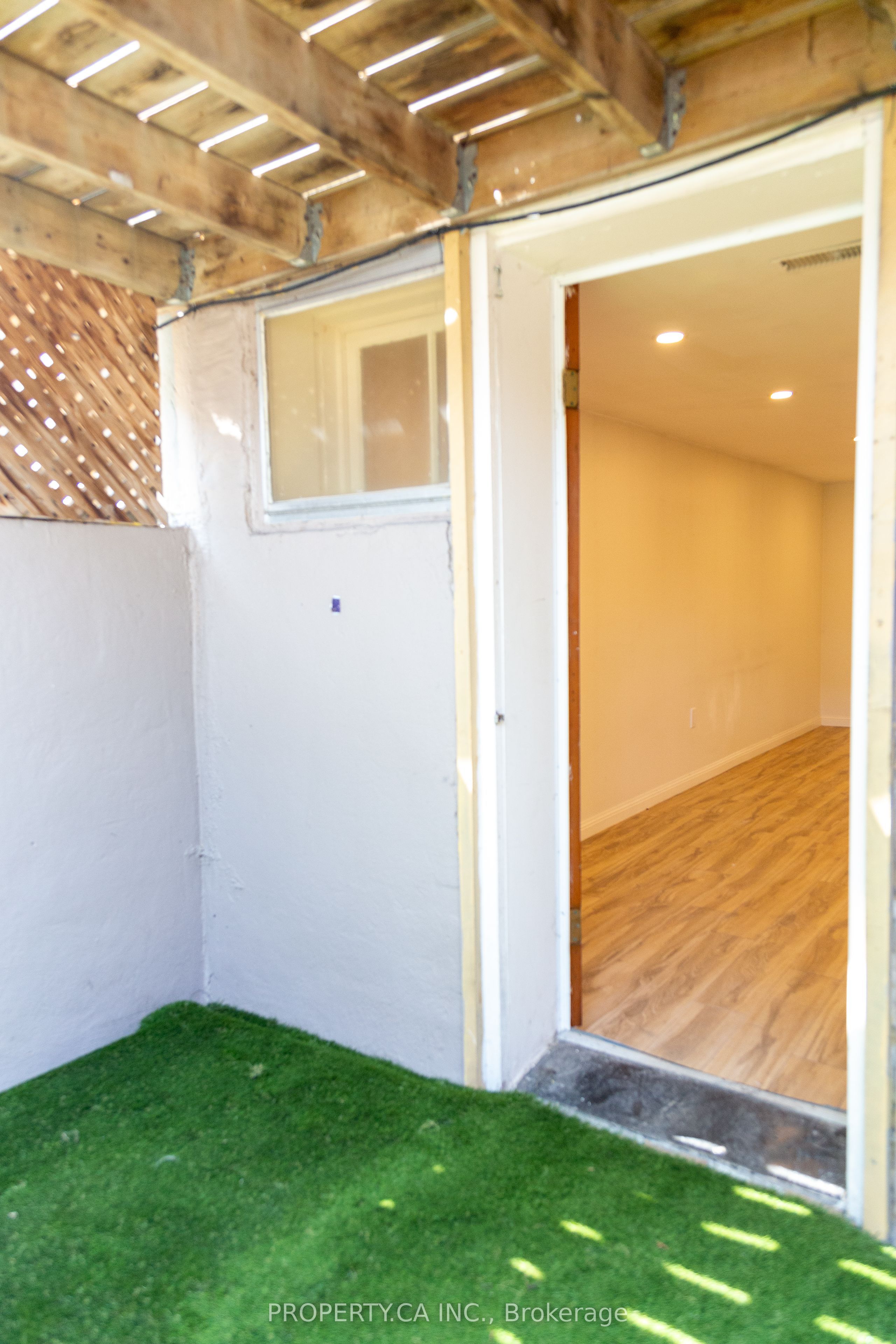 8 Dufferin Street Property Photo 16