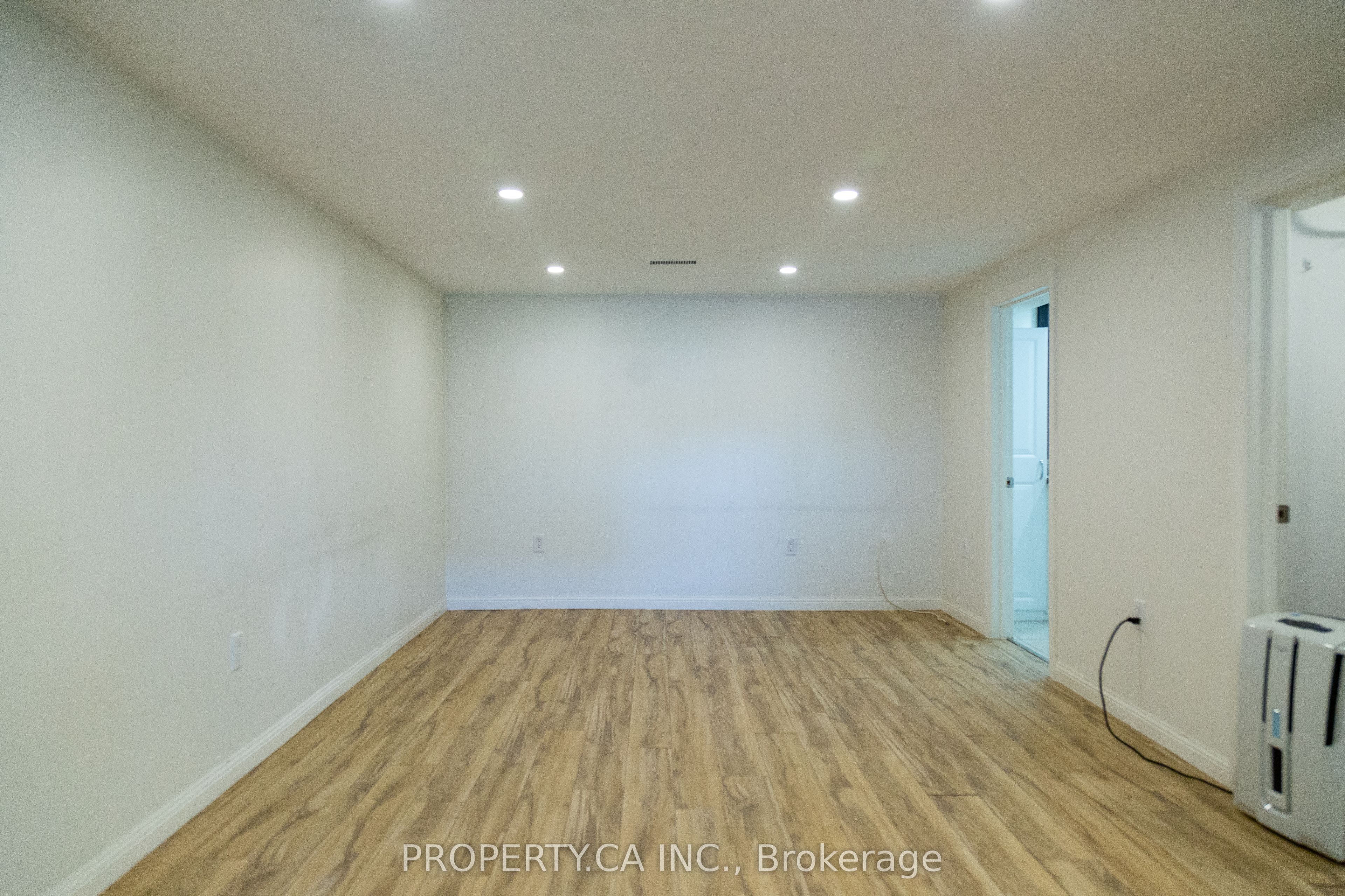 8 Dufferin Street Property Photo 17