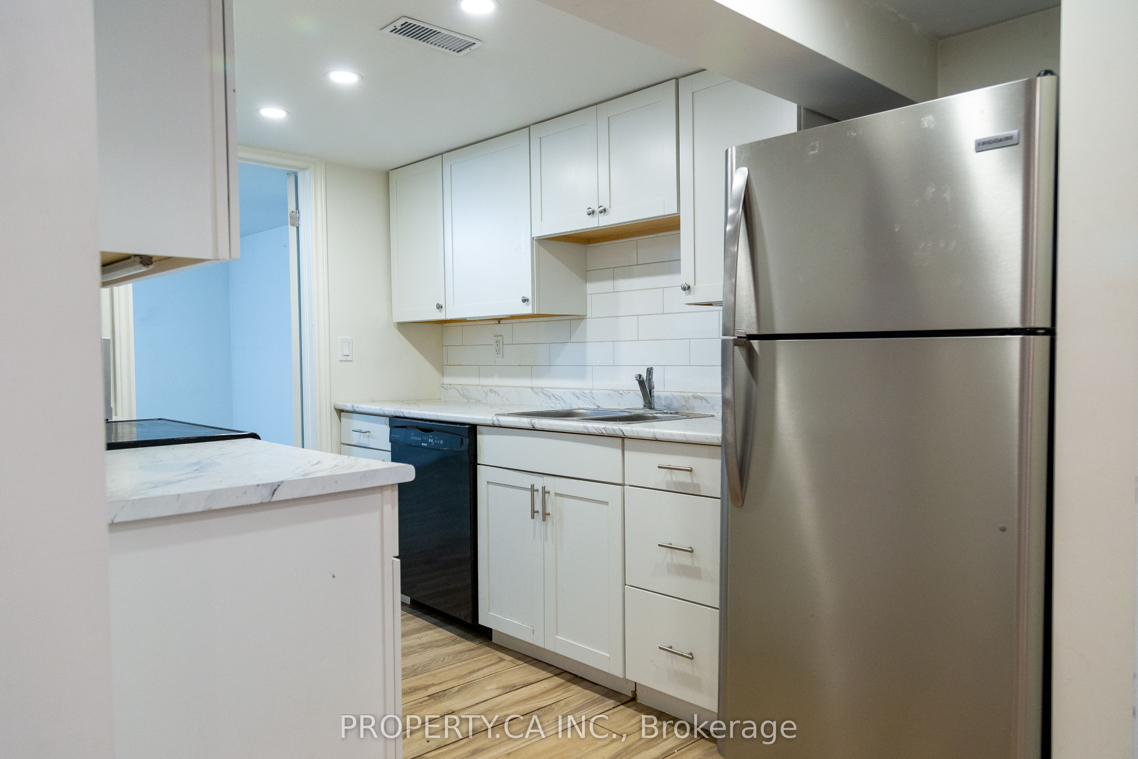 8 Dufferin Street Property Photo 18