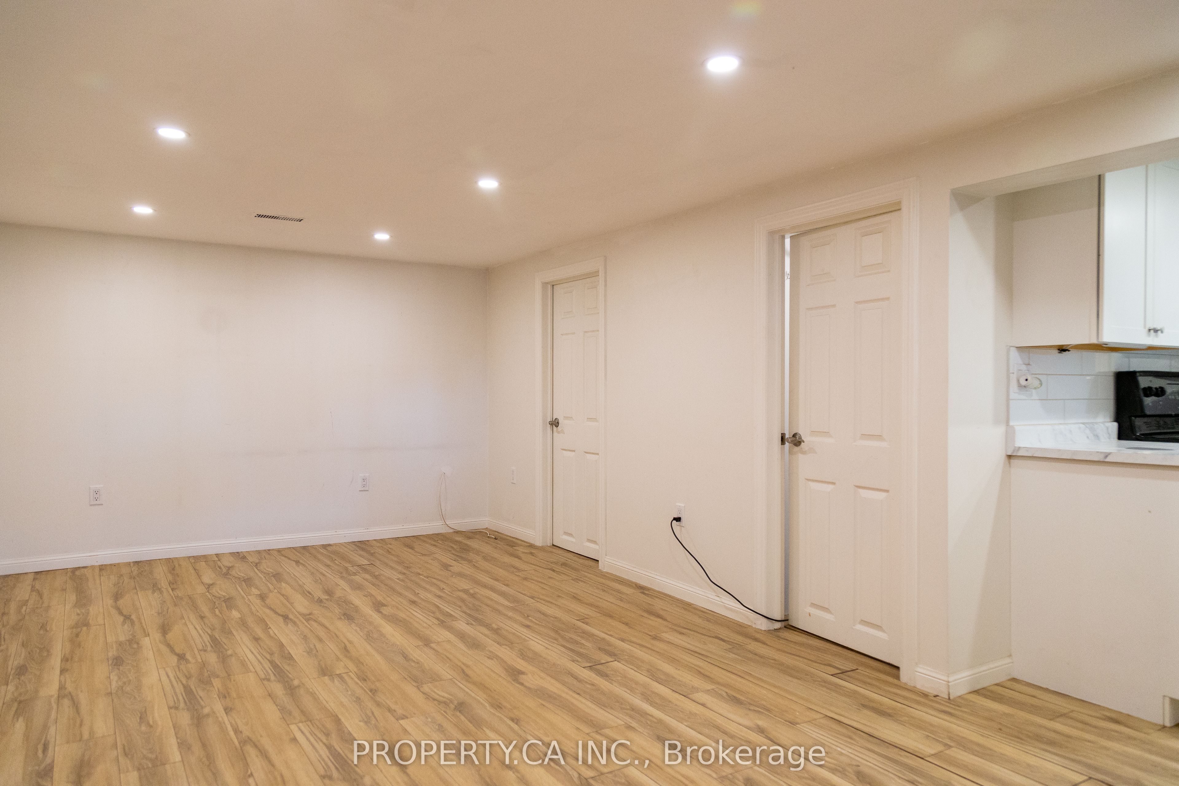 8 Dufferin Street Property Photo 20