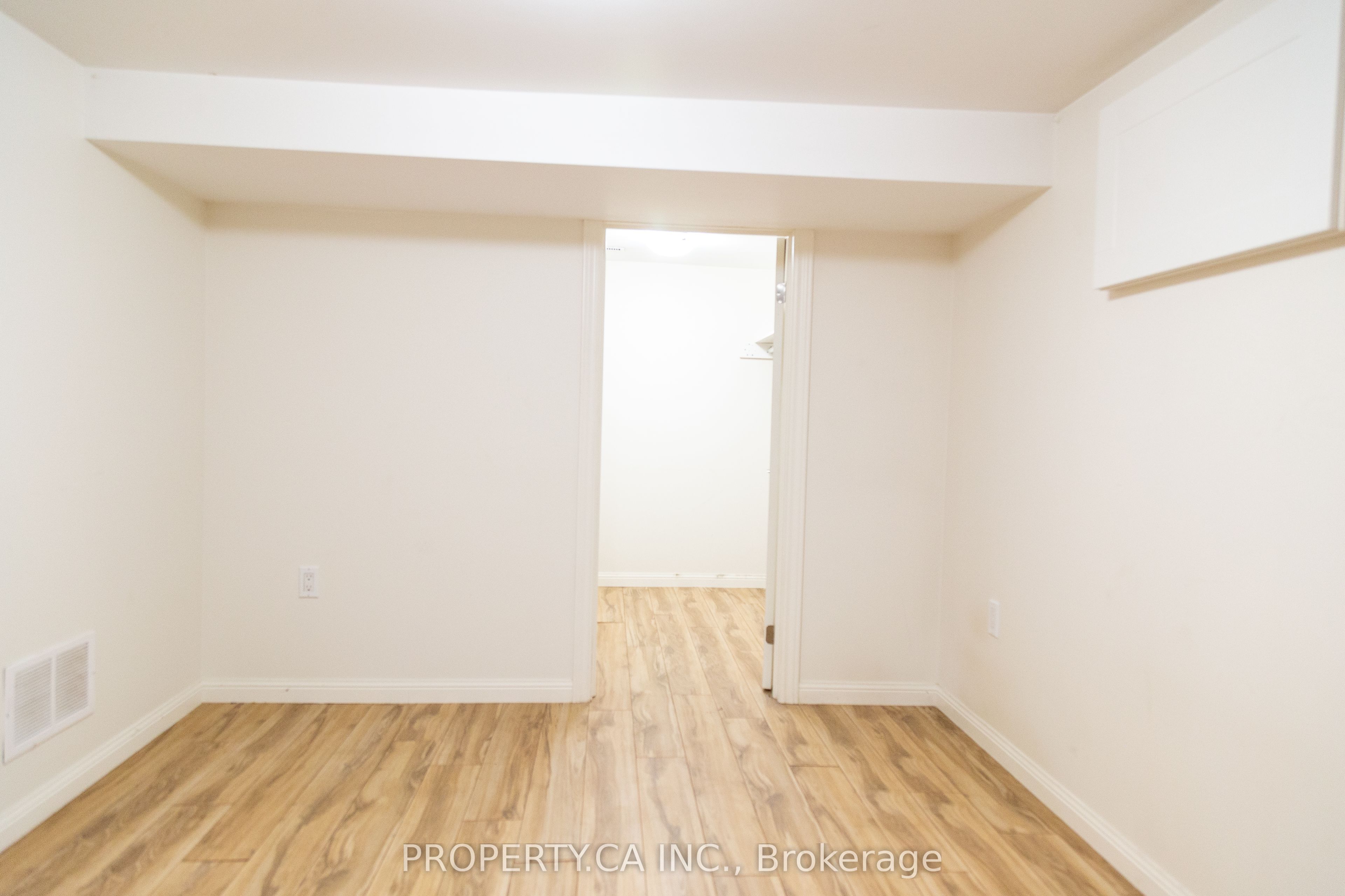 8 Dufferin Street Property Photo 21
