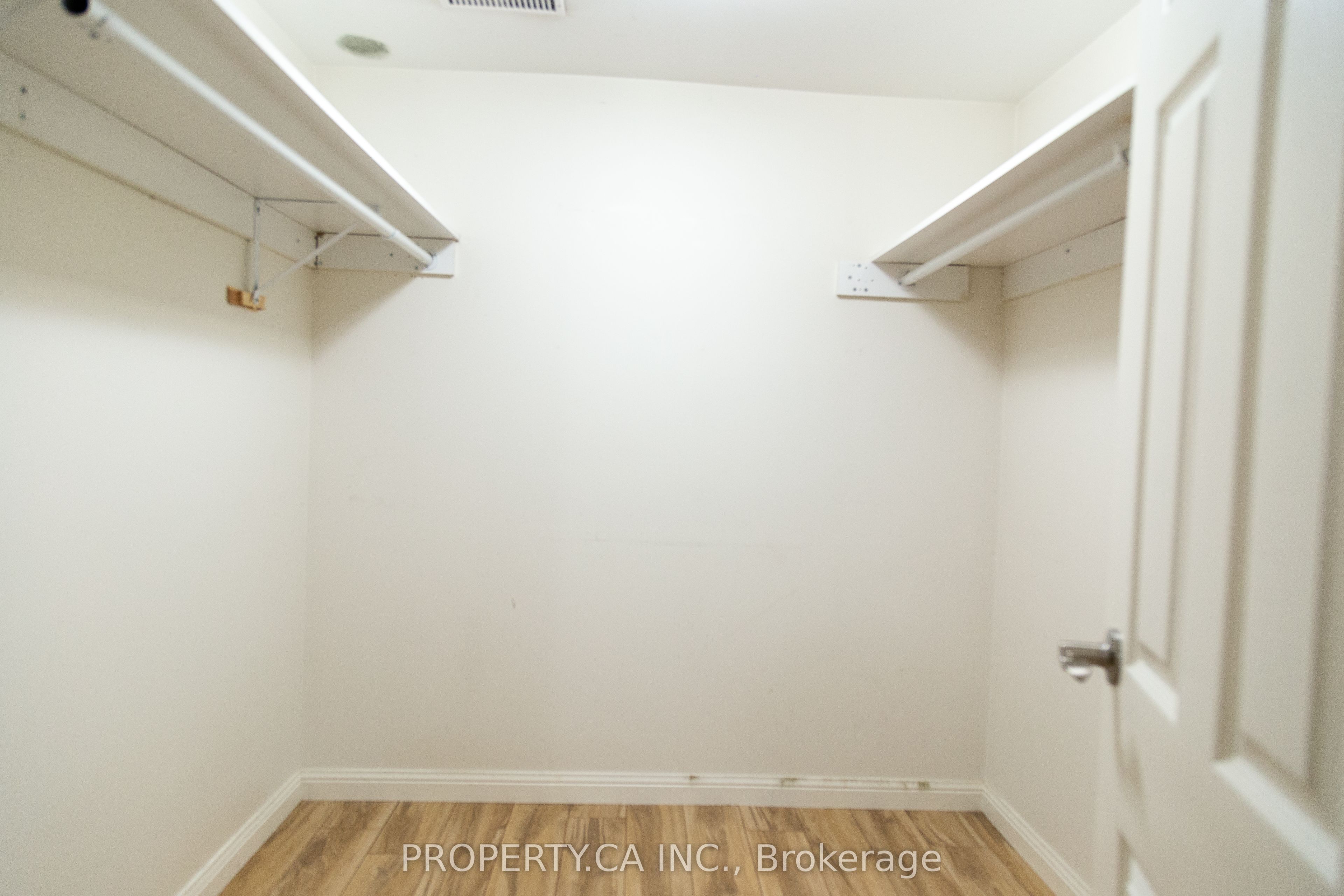 8 Dufferin Street Property Photo 22