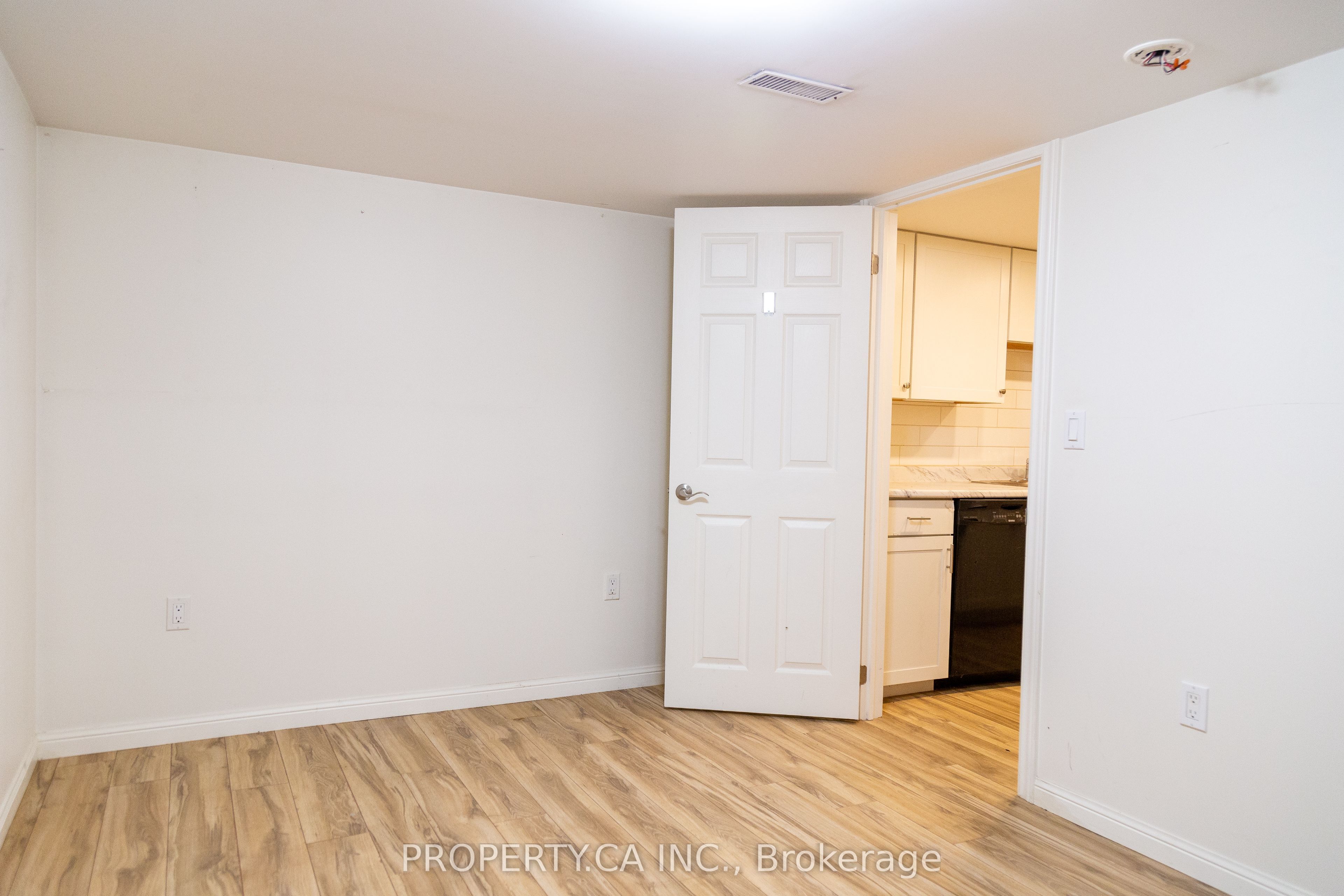 8 Dufferin Street Property Photo 23