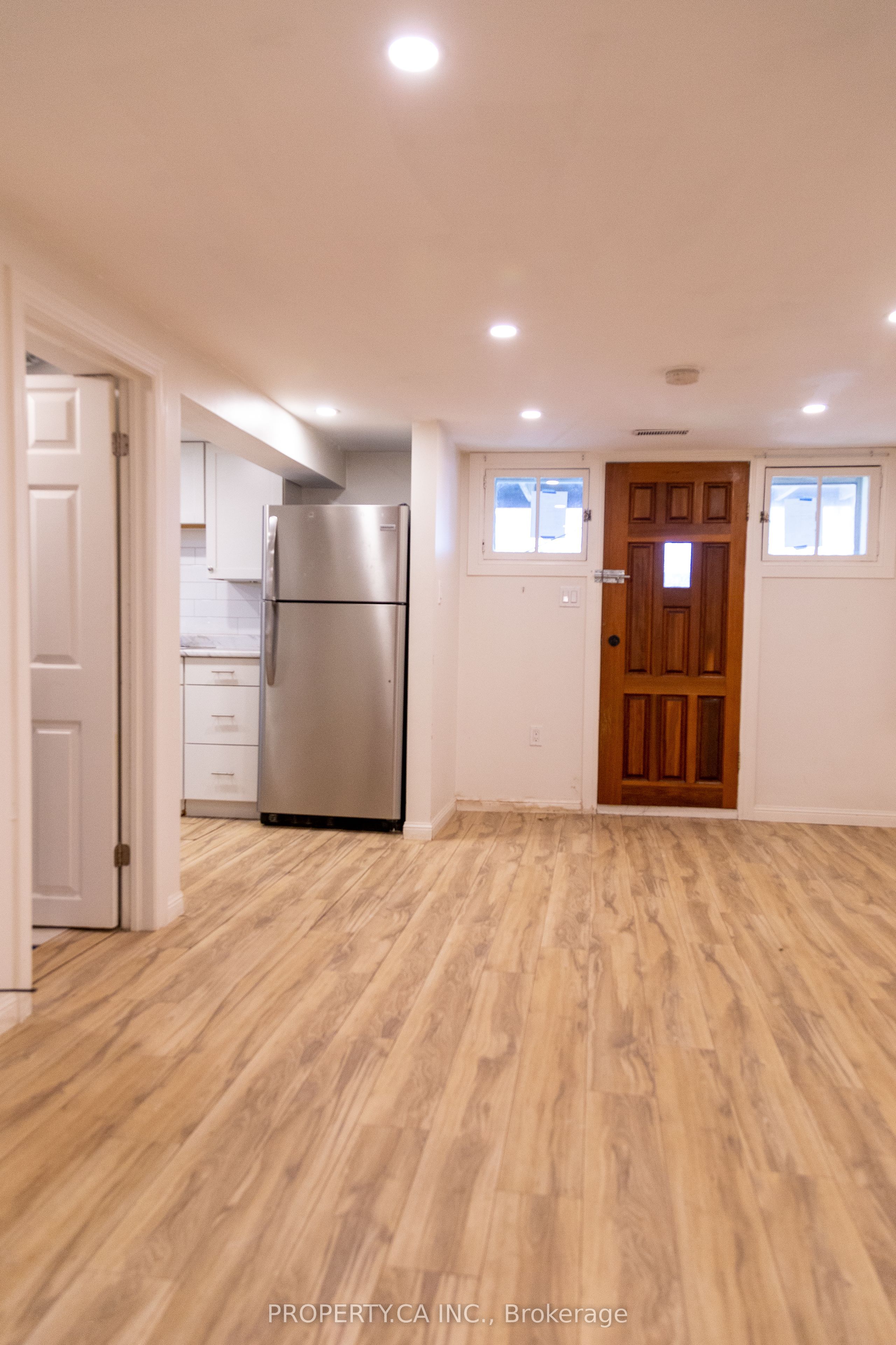8 Dufferin Street Property Photo 24