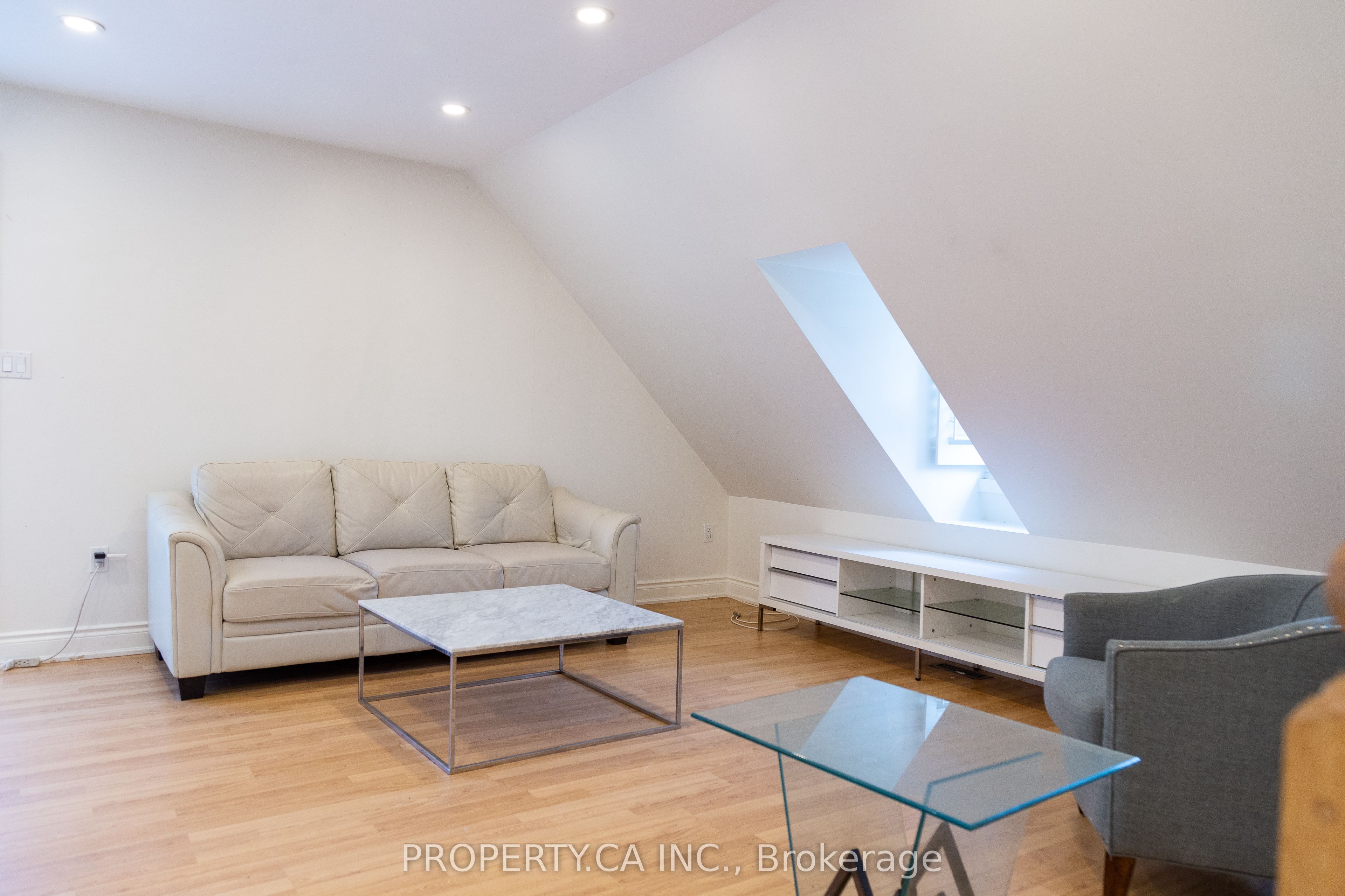 8 Dufferin Street Property Photo 28