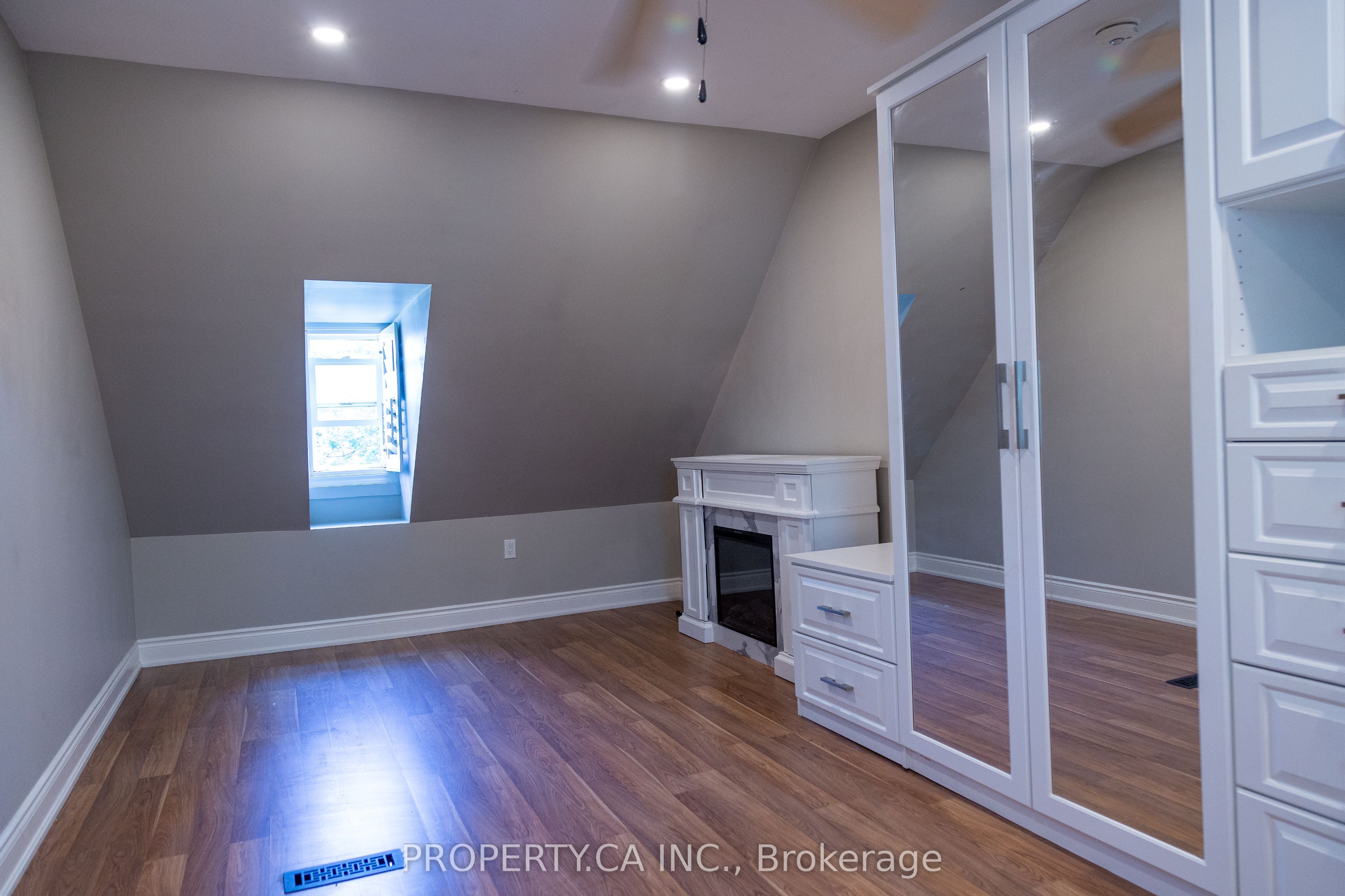 8 Dufferin Street Property Photo 32