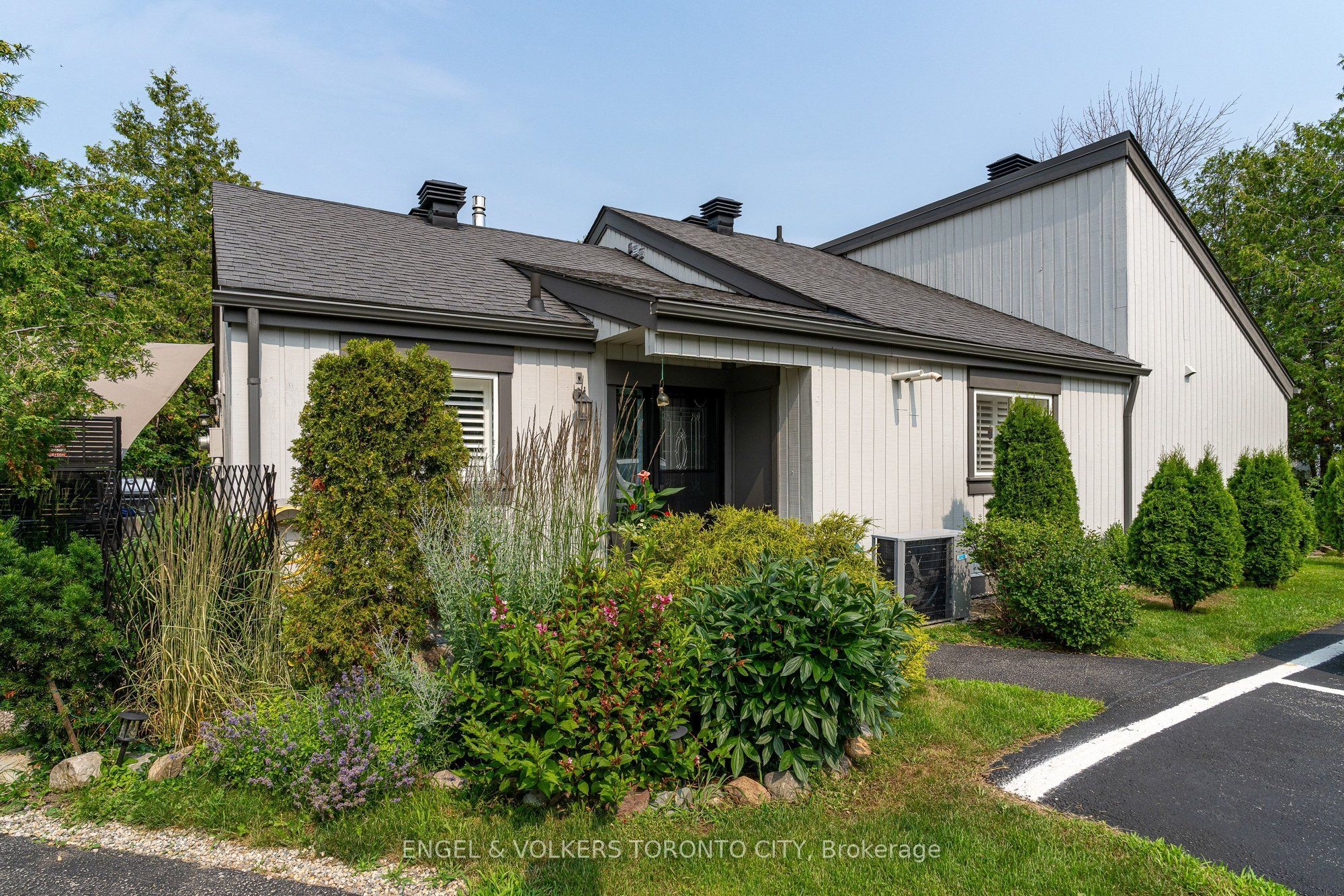 444 Oxbow Crescent Property Photo 1