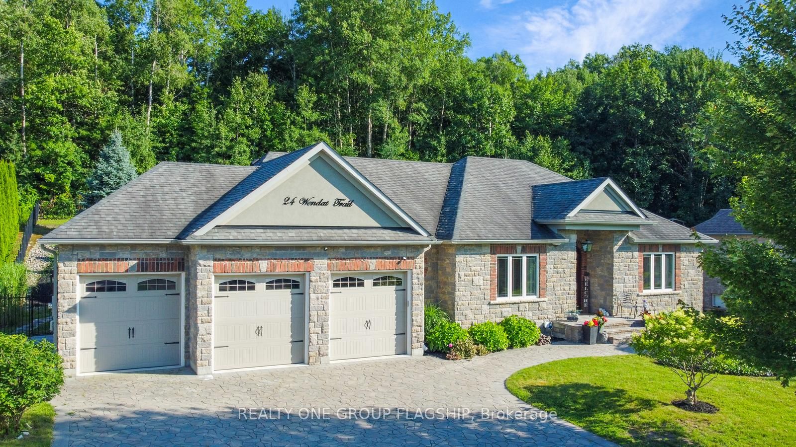 24 Wendat Trail E Property Photo 1