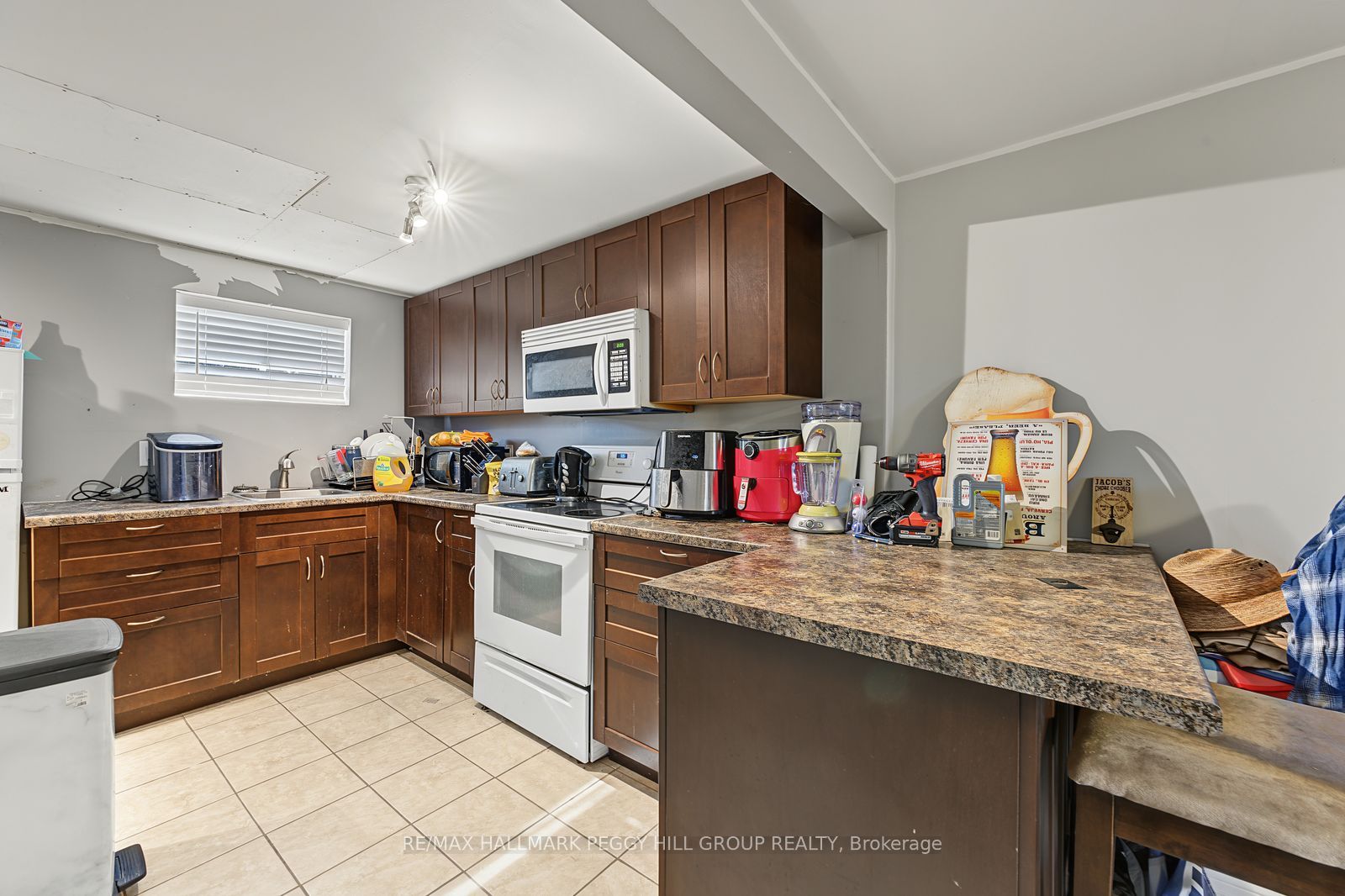 9 Baker Crescent Lower Property Photo 4