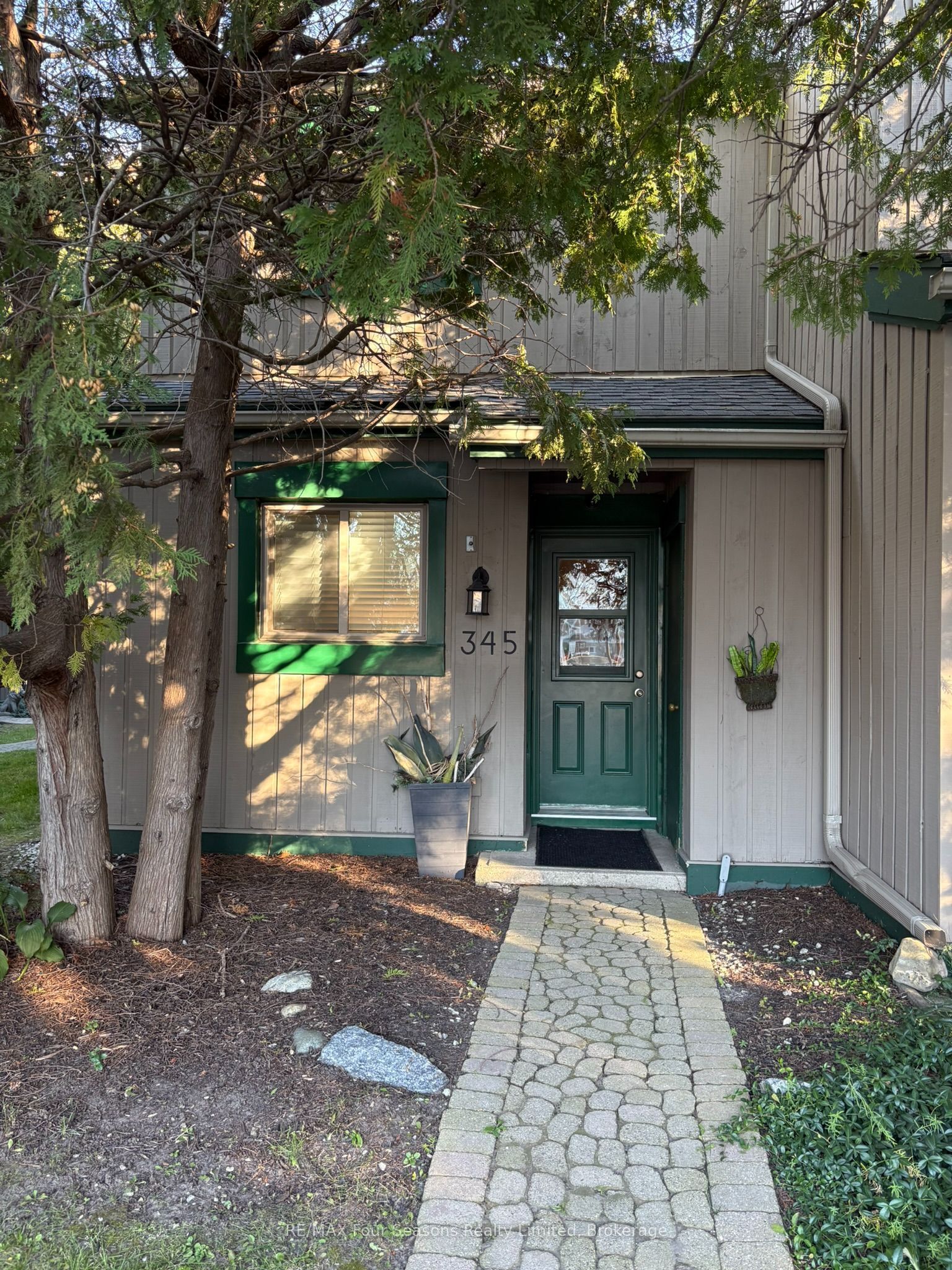 11 Harbour Street W 345 Property Photo 1
