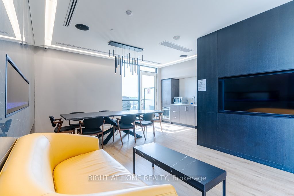 681 Yonge Street 409 Property Photo 28