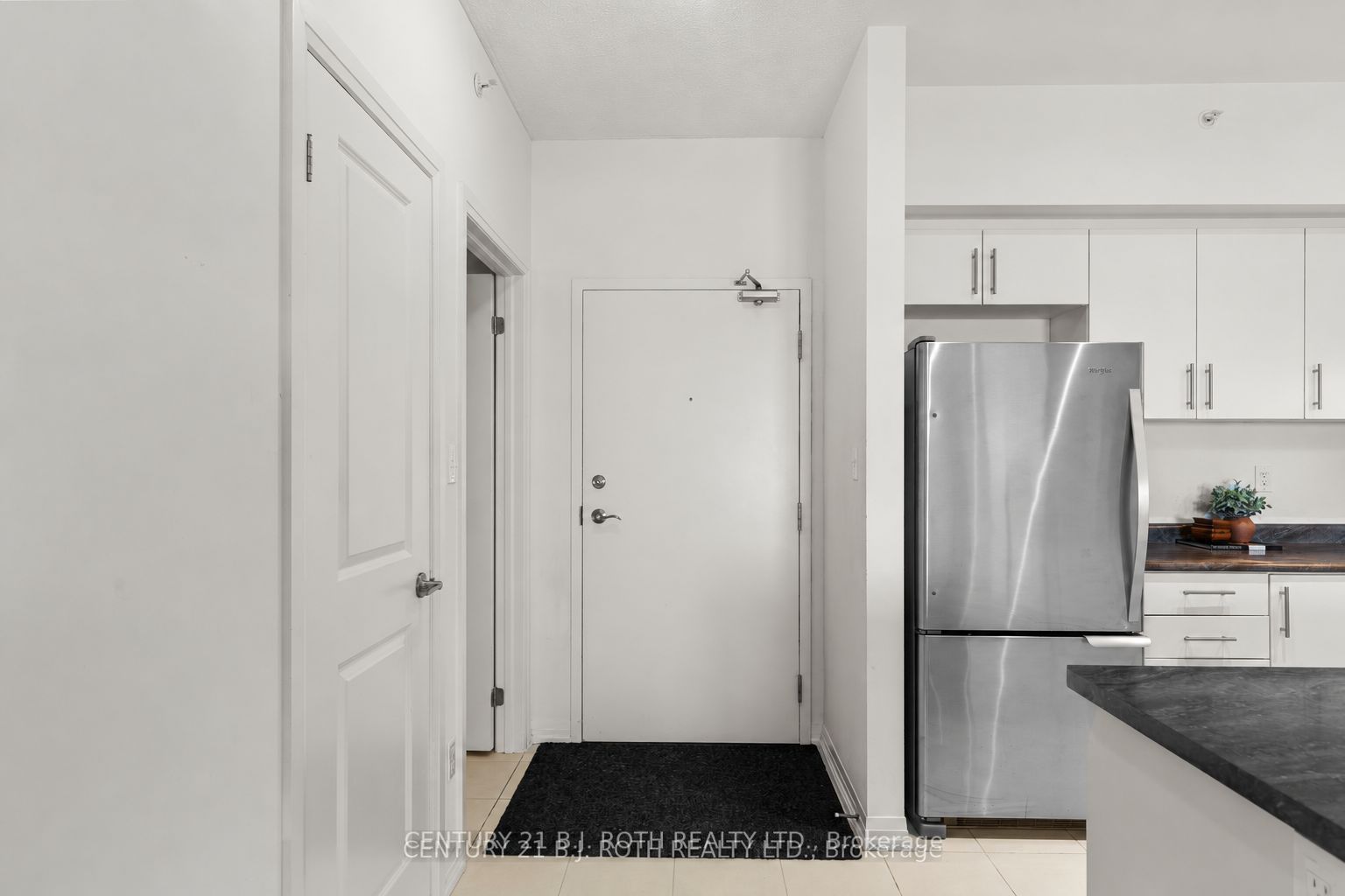 299 Cundles Road E 505 Property Photo 3
