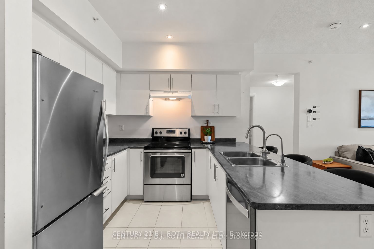 299 Cundles Road E 505 Property Photo 5
