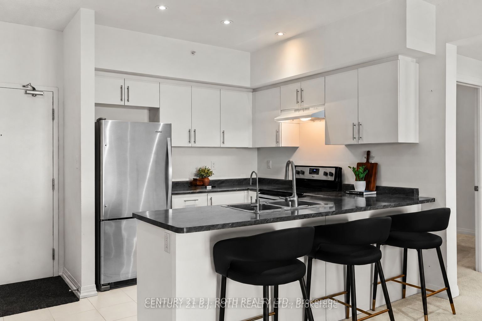 299 Cundles Road E 505 Property Photo 6