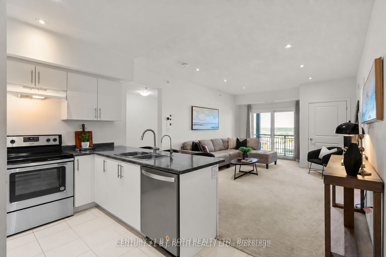 299 Cundles Road E 505 Property Photo 8