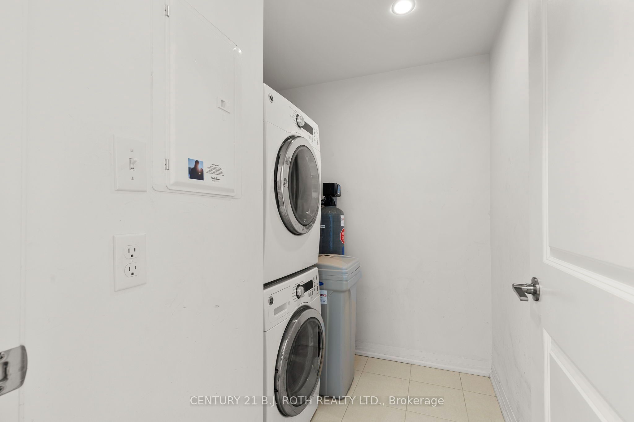 299 Cundles Road E 505 Property Photo 11