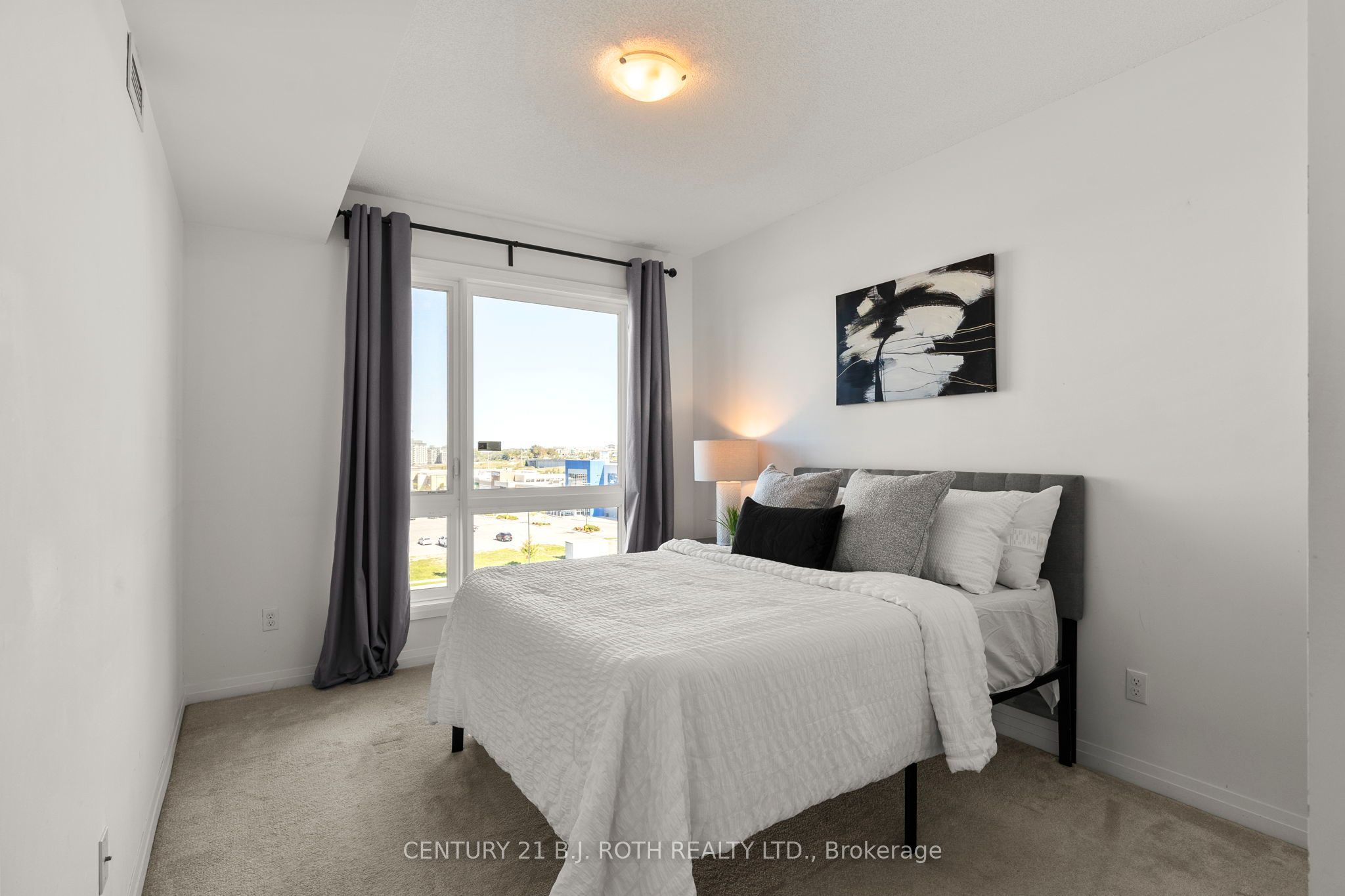 299 Cundles Road E 505 Property Photo 12