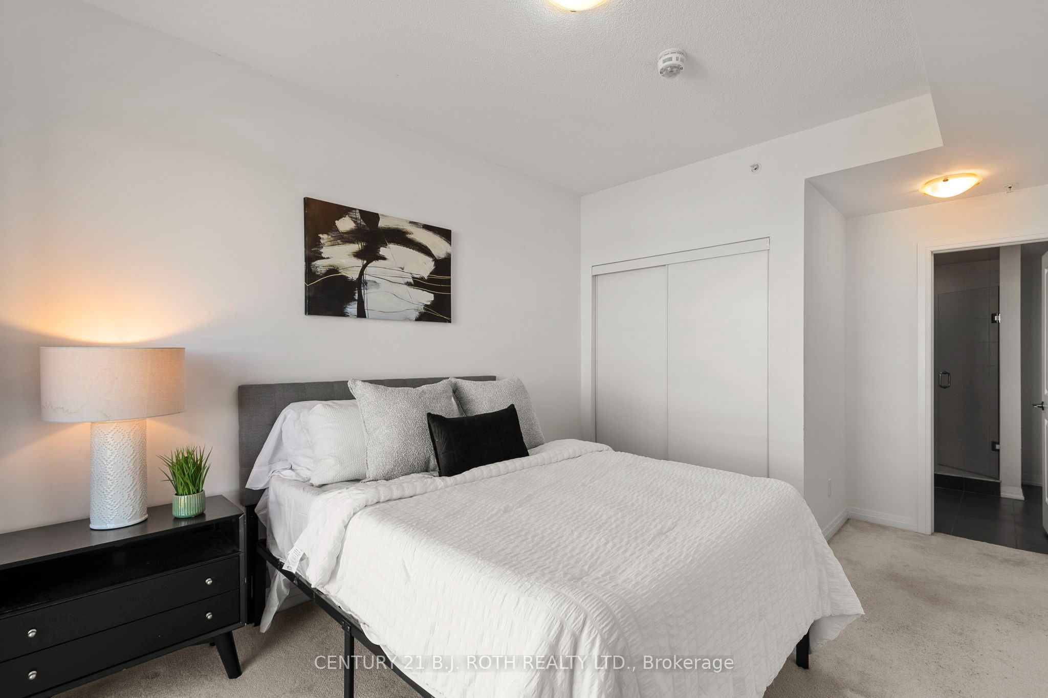 299 Cundles Road E 505 Property Photo 13