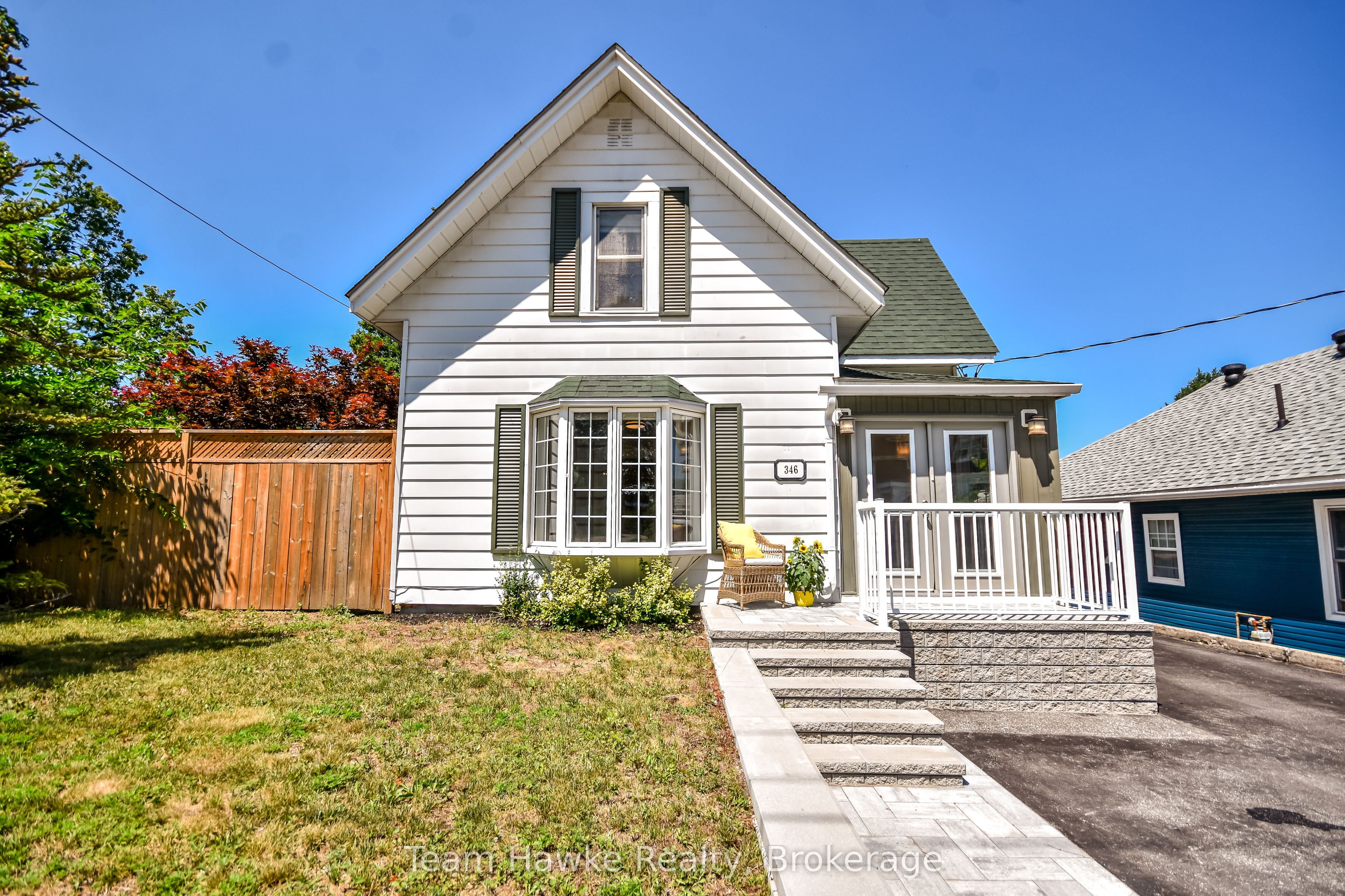 346 Yonge Street Property Photo 3