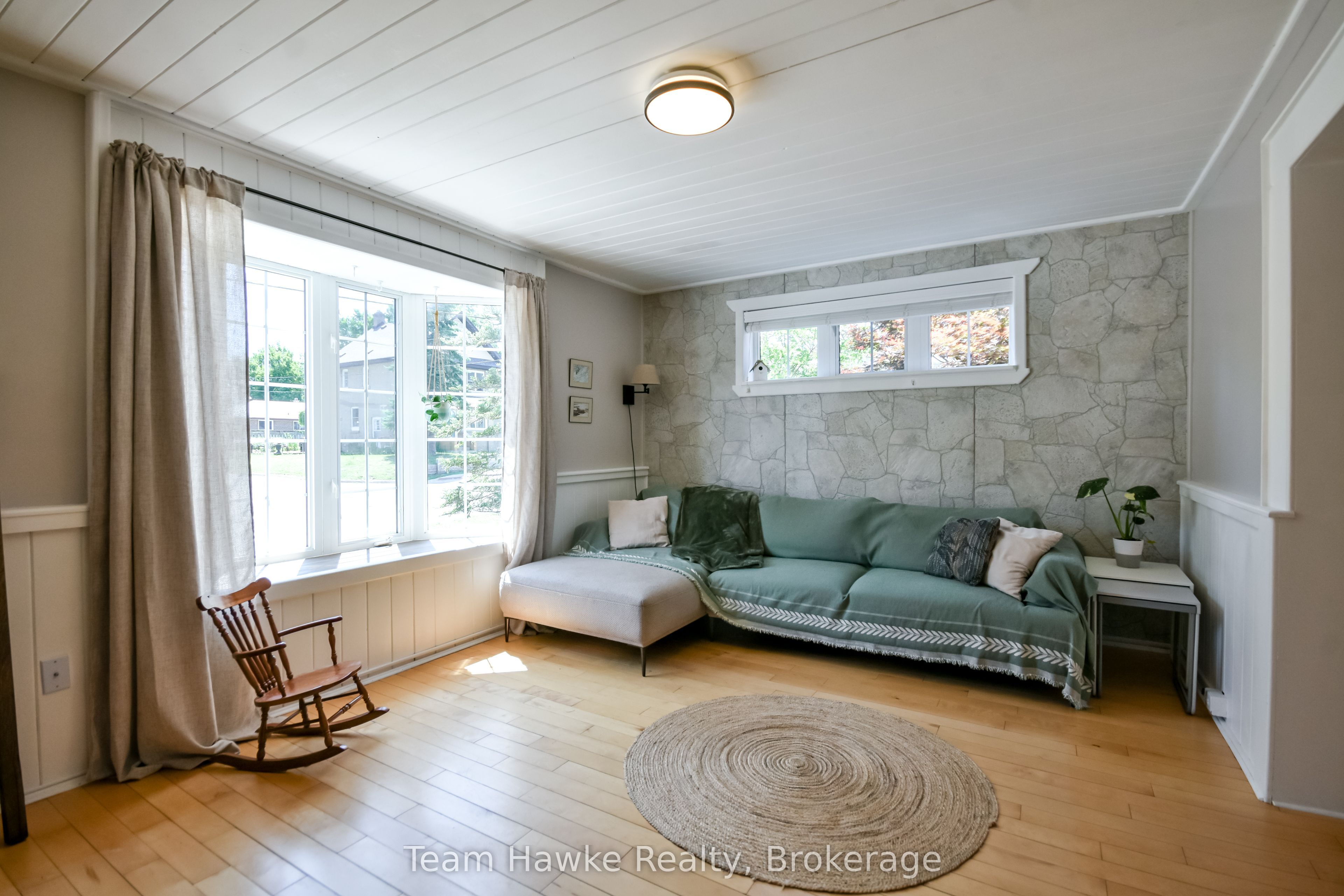 346 Yonge Street Property Photo 11