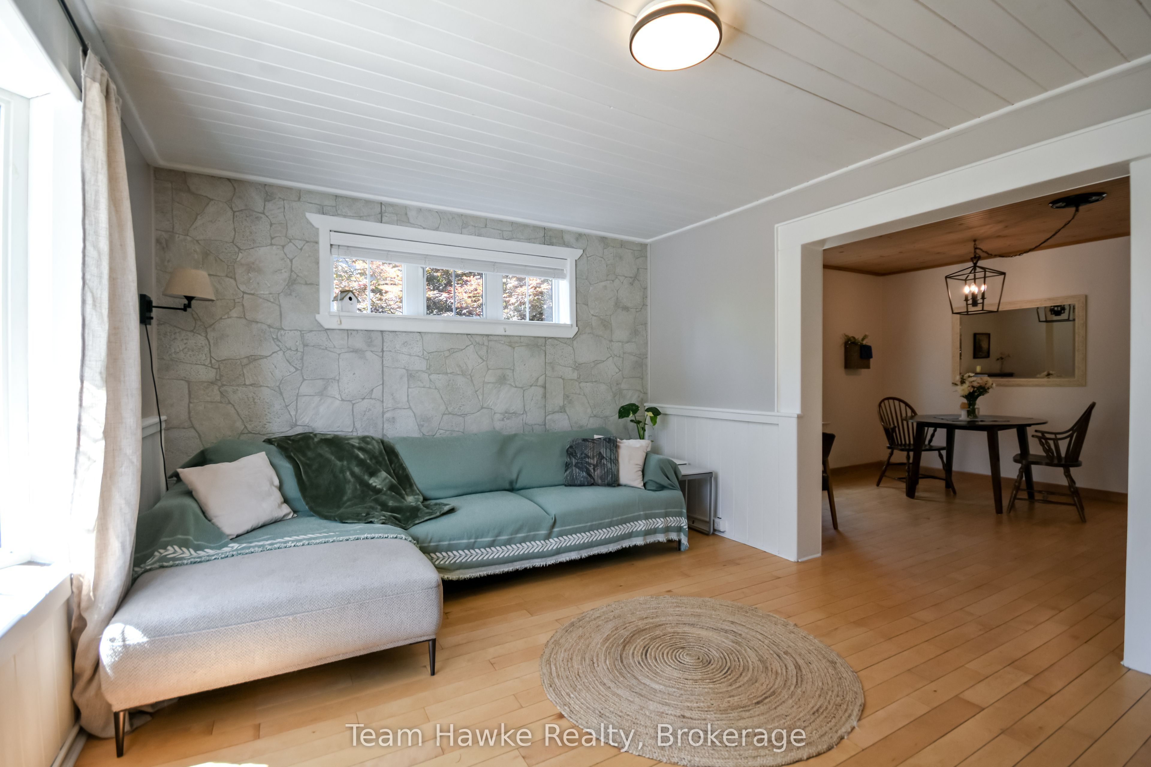 346 Yonge Street Property Photo 12