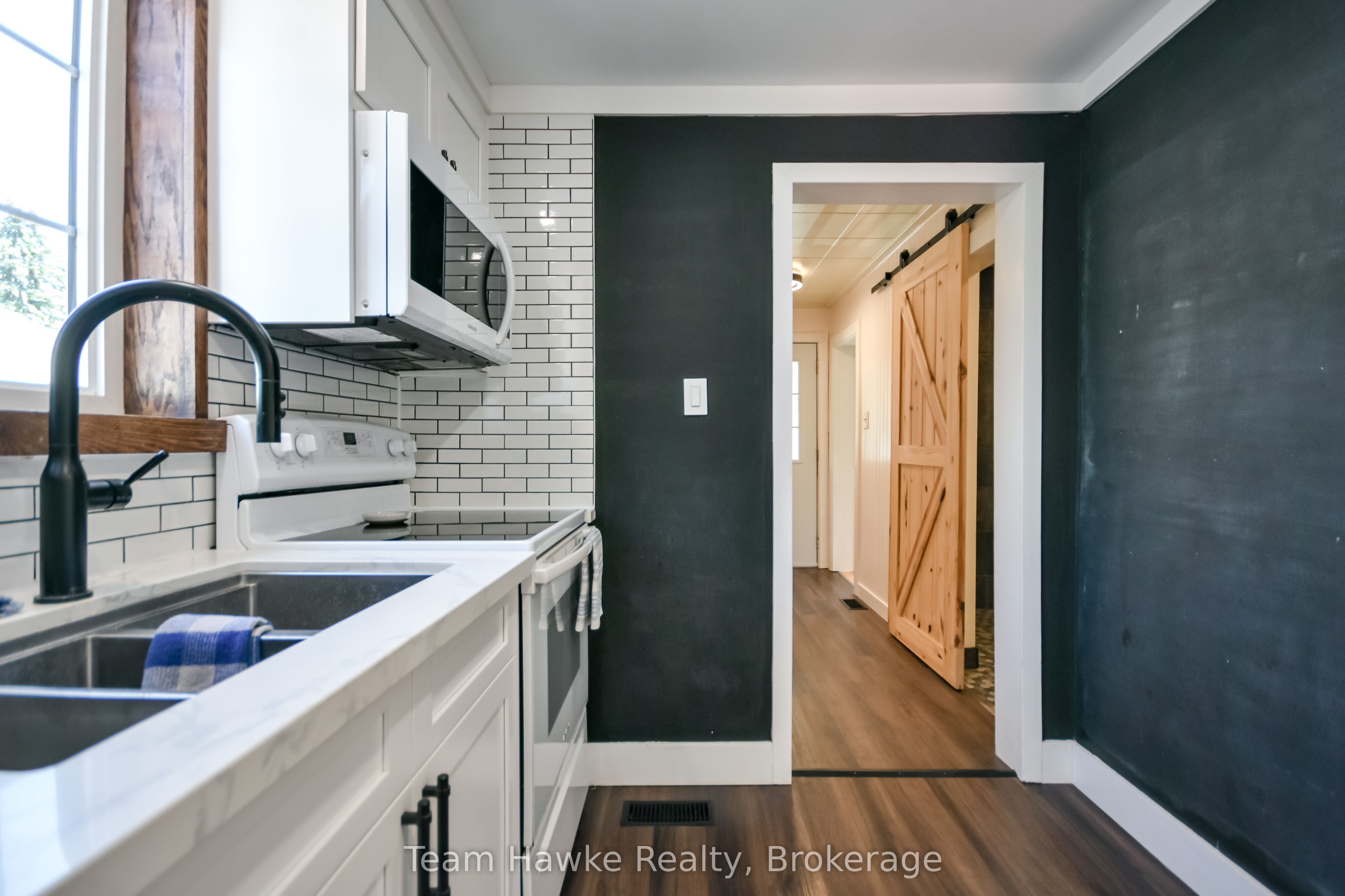346 Yonge Street Property Photo 16