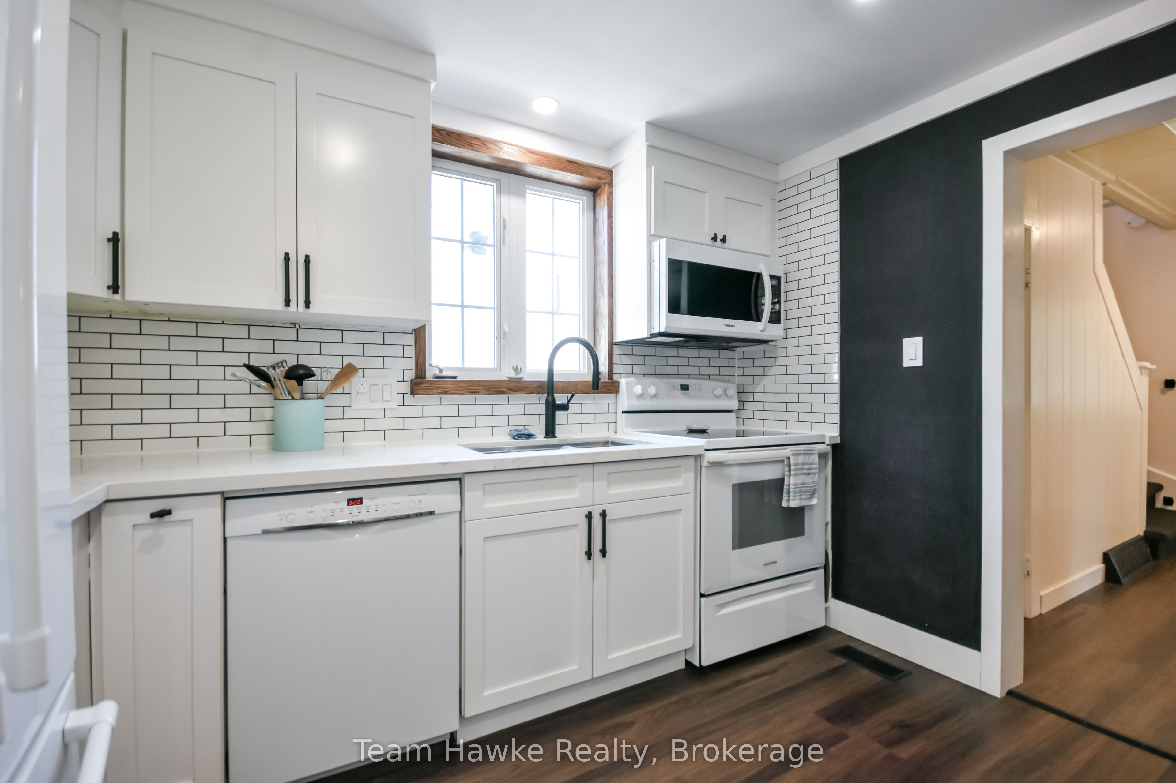346 Yonge Street Property Photo 17