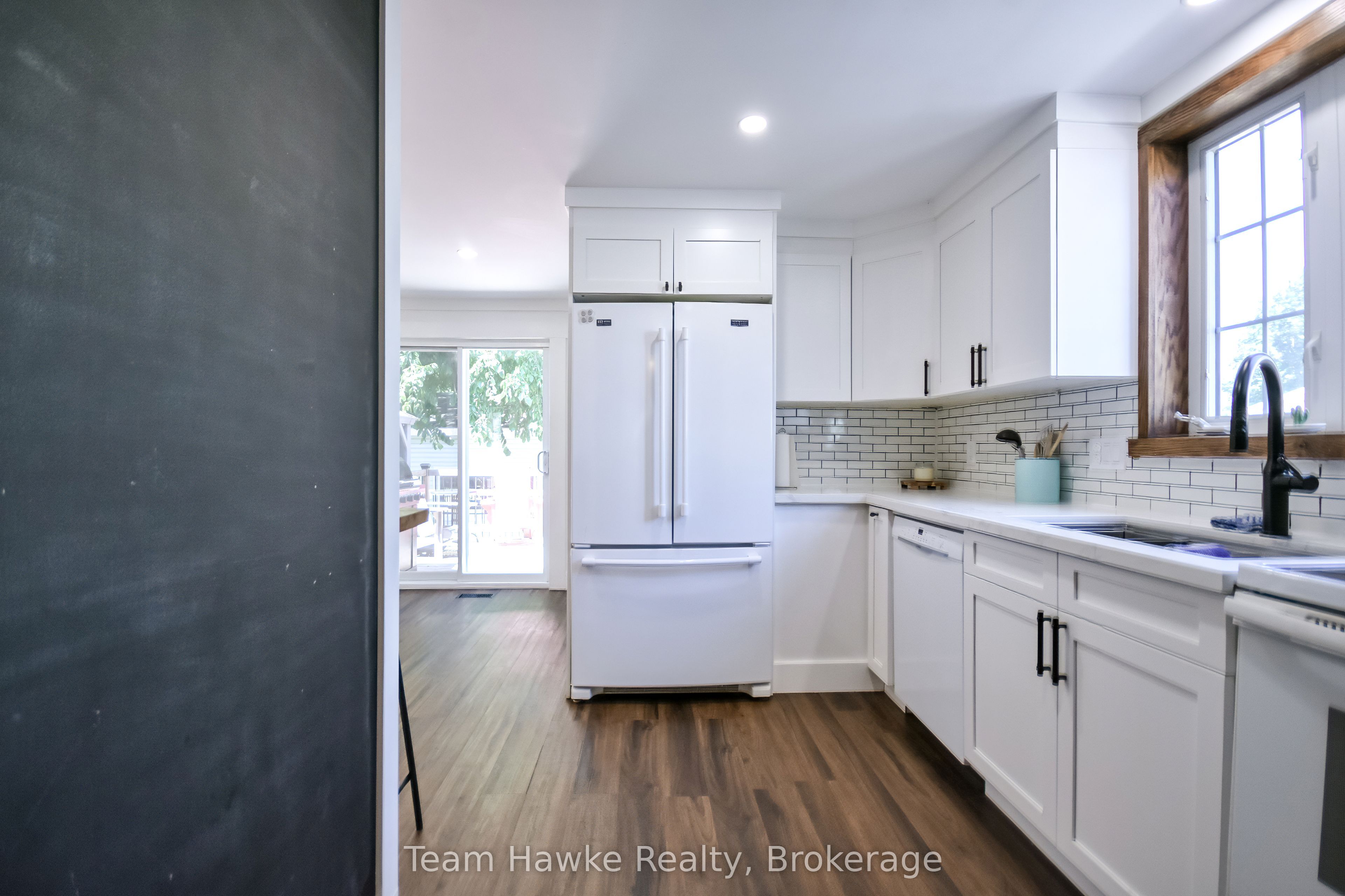 346 Yonge Street Property Photo 18