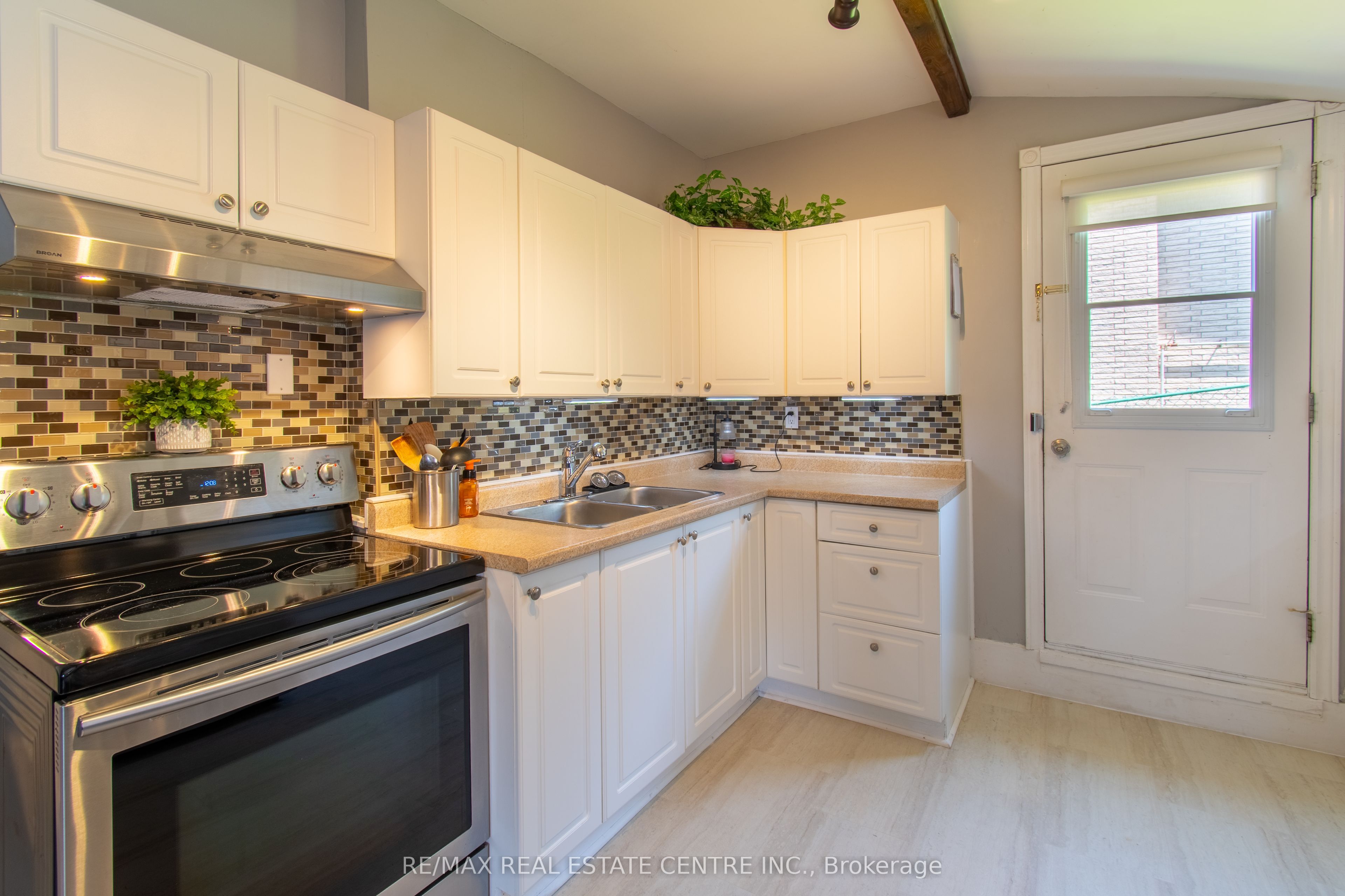 371 William Street Property Photo 13