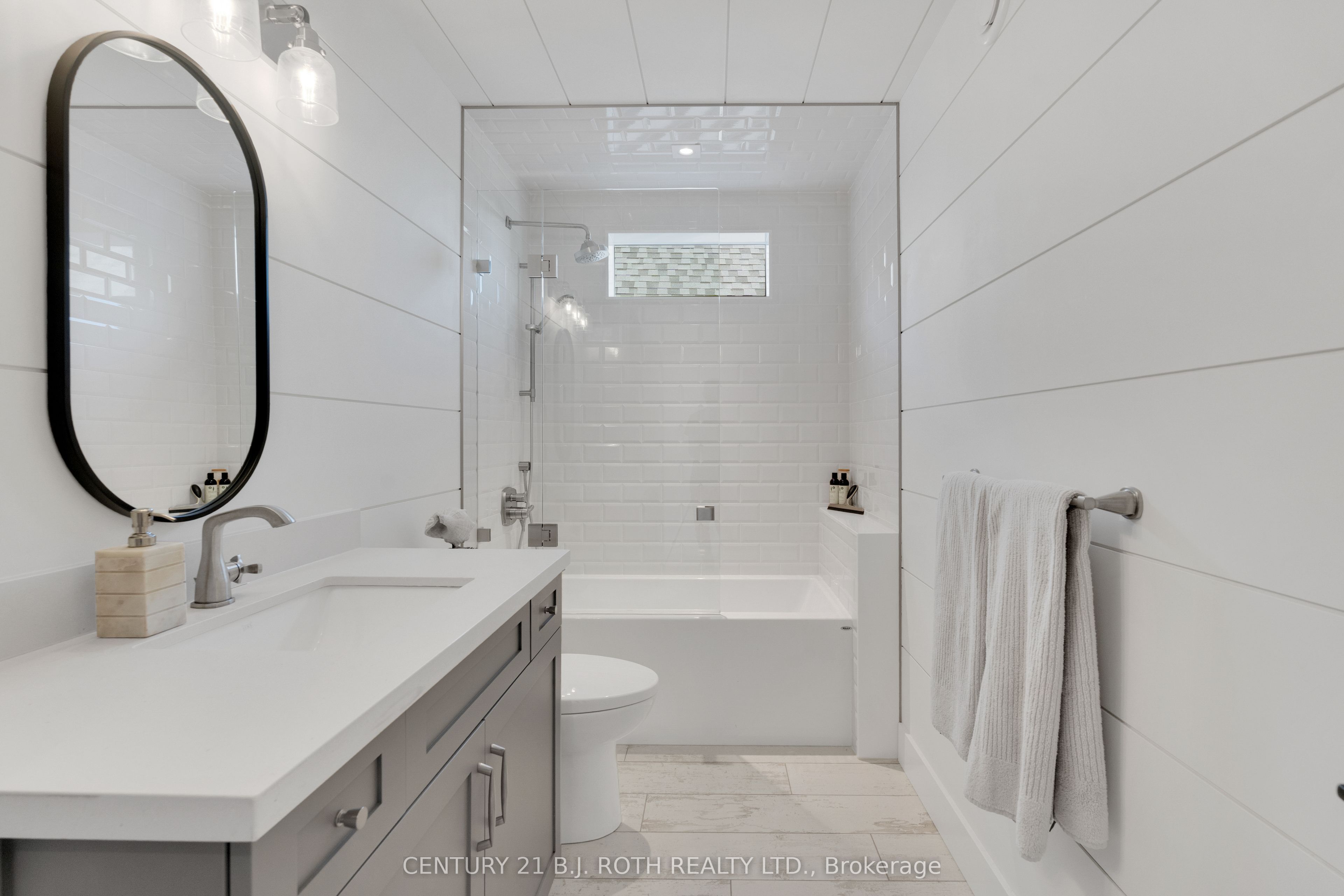 247 Lakeshore Road W Property Photo 27