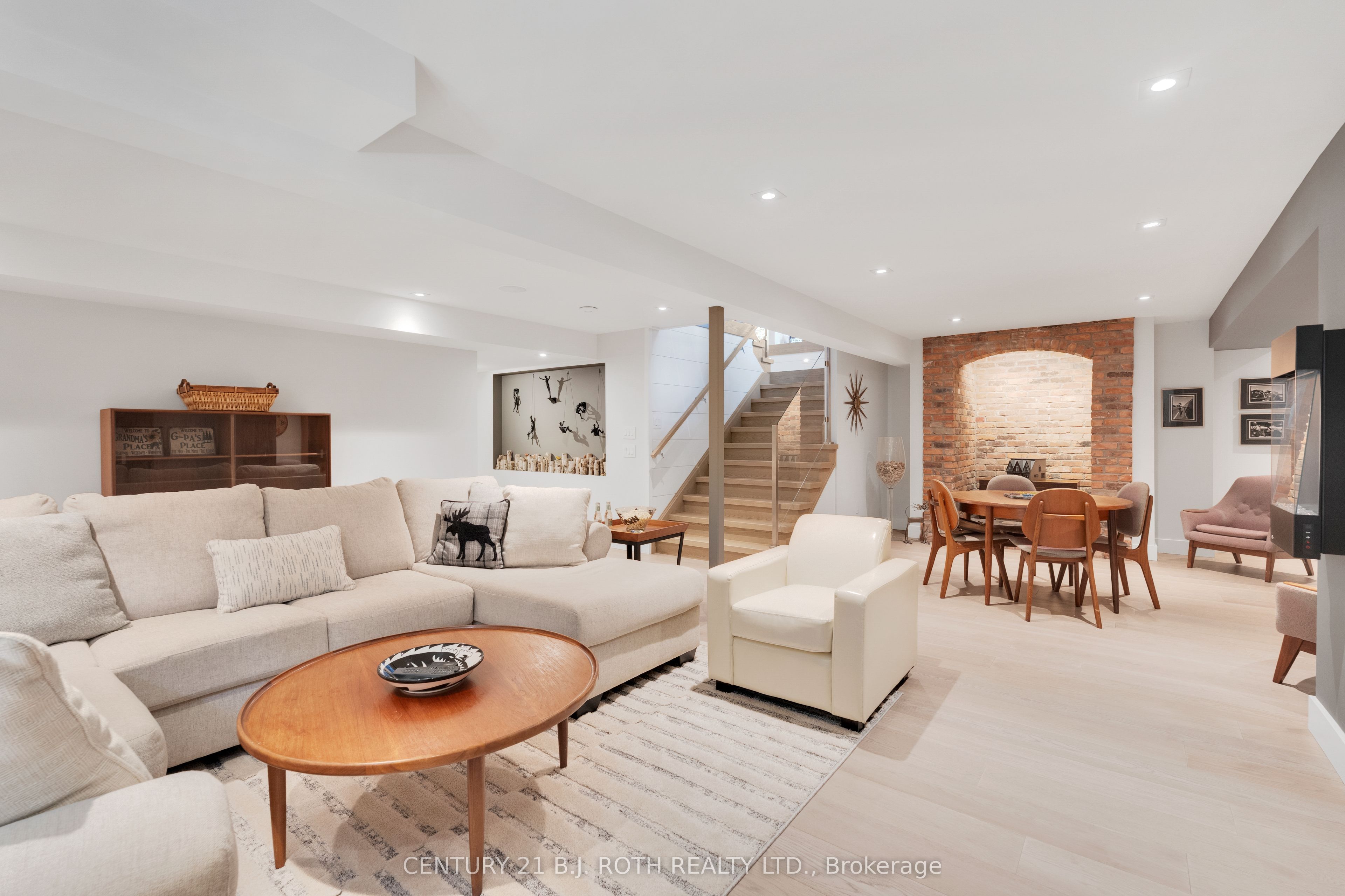 247 Lakeshore Road W Property Photo 29