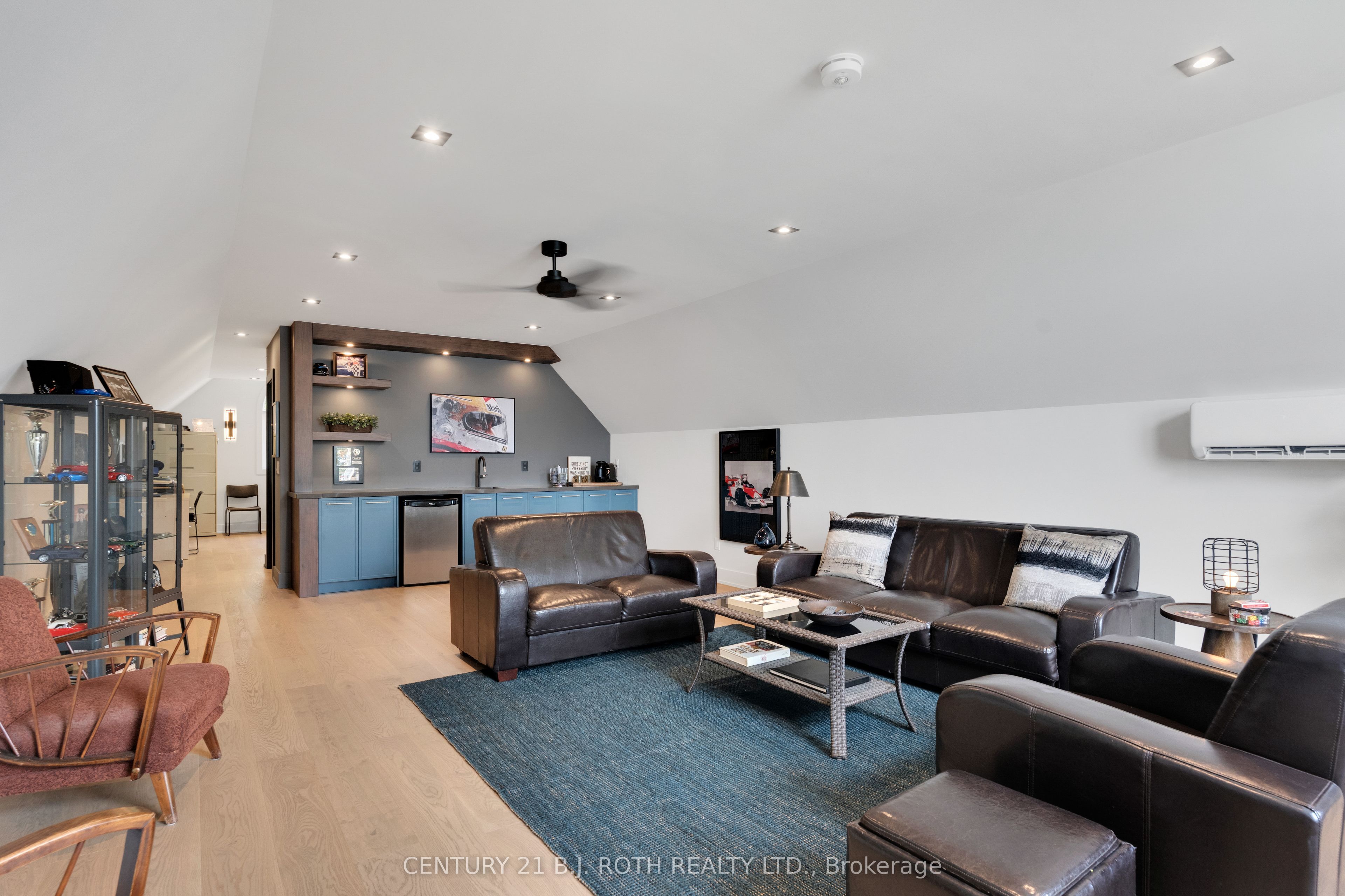 247 Lakeshore Road W Property Photo 34