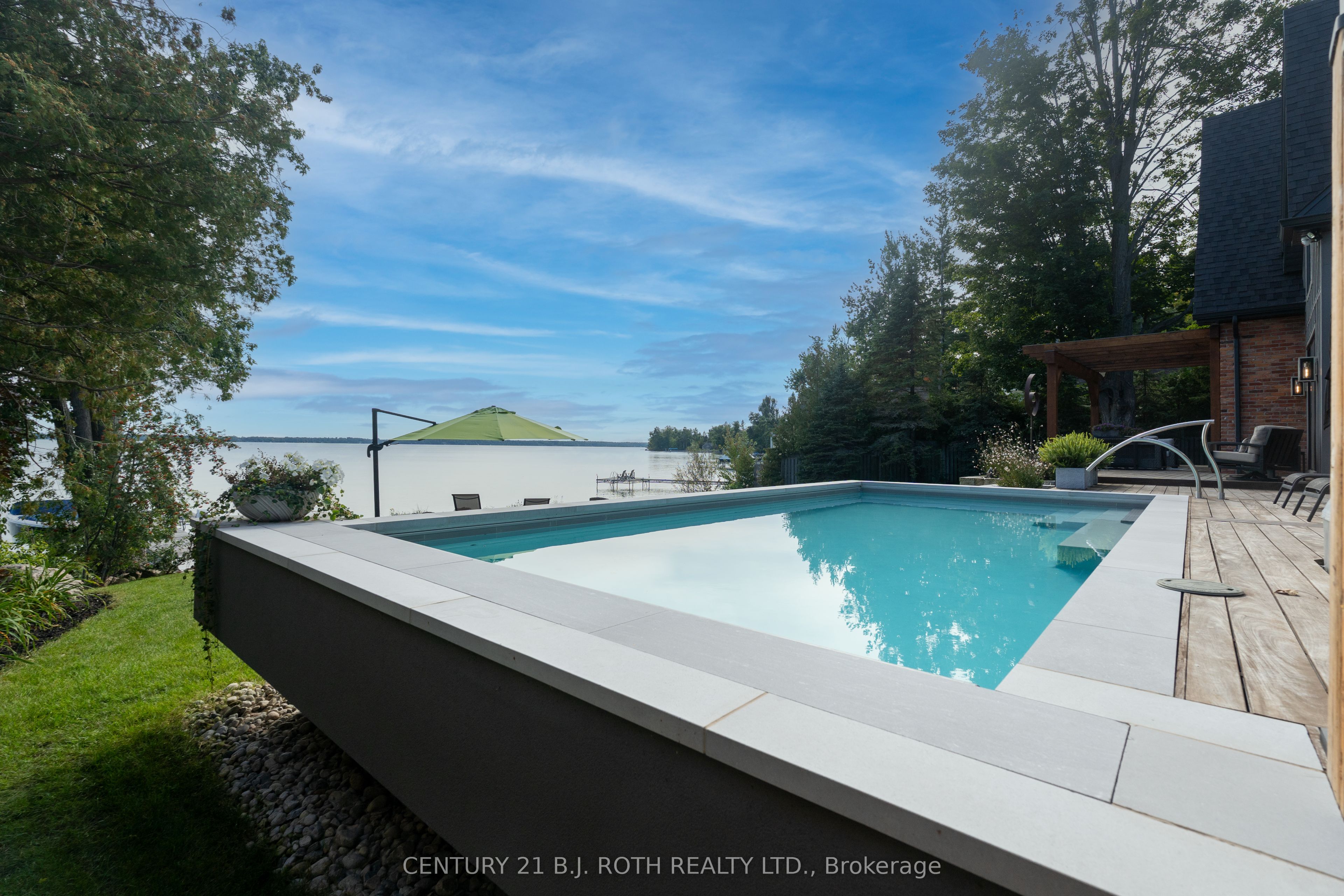 247 Lakeshore Road W Property Photo 37